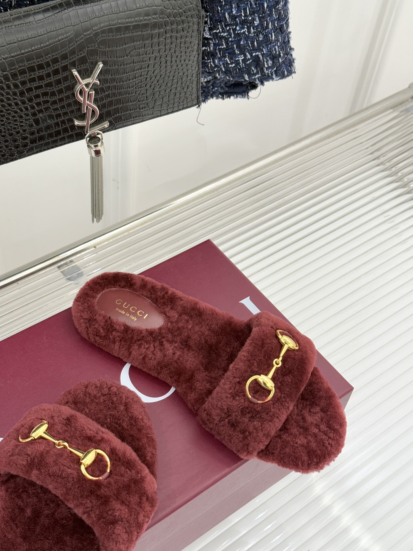 Gucci/古驰25WF秋冬马衔扣一字带平底毛拖 承续品牌百年马术基因浅金色马衔扣金属件缀于鞋面利落勾勒