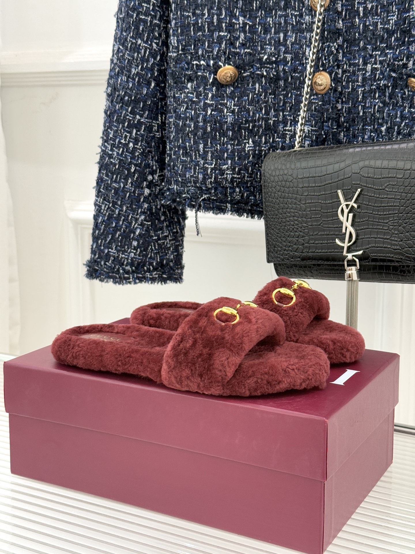 Gucci/古驰25WF秋冬马衔扣一字带平底毛拖 承续品牌百年马术基因浅金色马衔扣金属件缀于鞋面利落勾勒