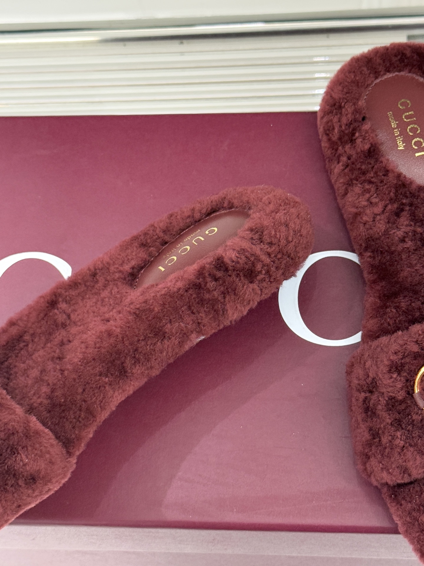 Gucci/古驰25WF秋冬马衔扣一字带平底毛拖 承续品牌百年马术基因浅金色马衔扣金属件缀于鞋面利落勾勒