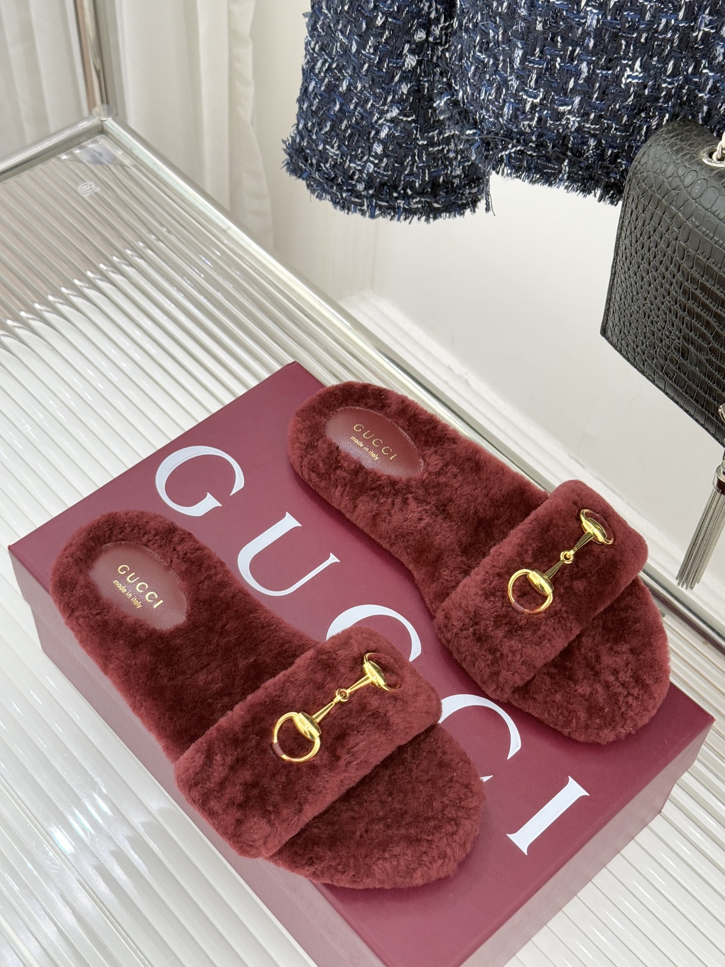 Gucci/古驰25WF秋冬马衔扣一字带平底毛拖 承续品牌百年马术基因浅金色马衔扣金属件缀于鞋面利落勾勒