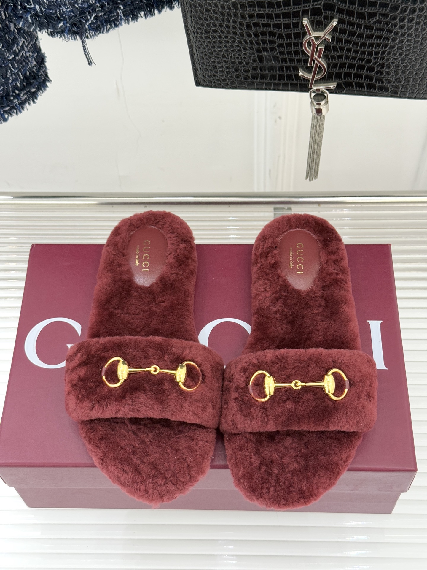 Gucci/古驰25WF秋冬马衔扣一字带平底毛拖 承续品牌百年马术基因浅金色马衔扣金属件缀于鞋面利落勾勒
