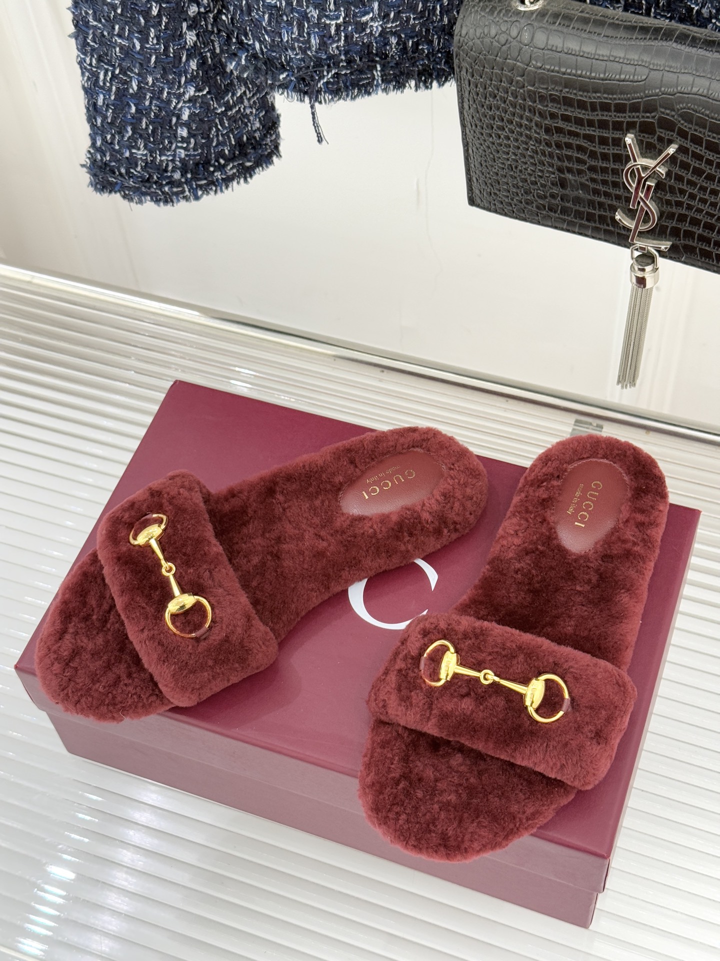 Gucci/古驰25WF秋冬马衔扣一字带平底毛拖 承续品牌百年马术基因浅金色马衔扣金属件缀于鞋面利落勾勒