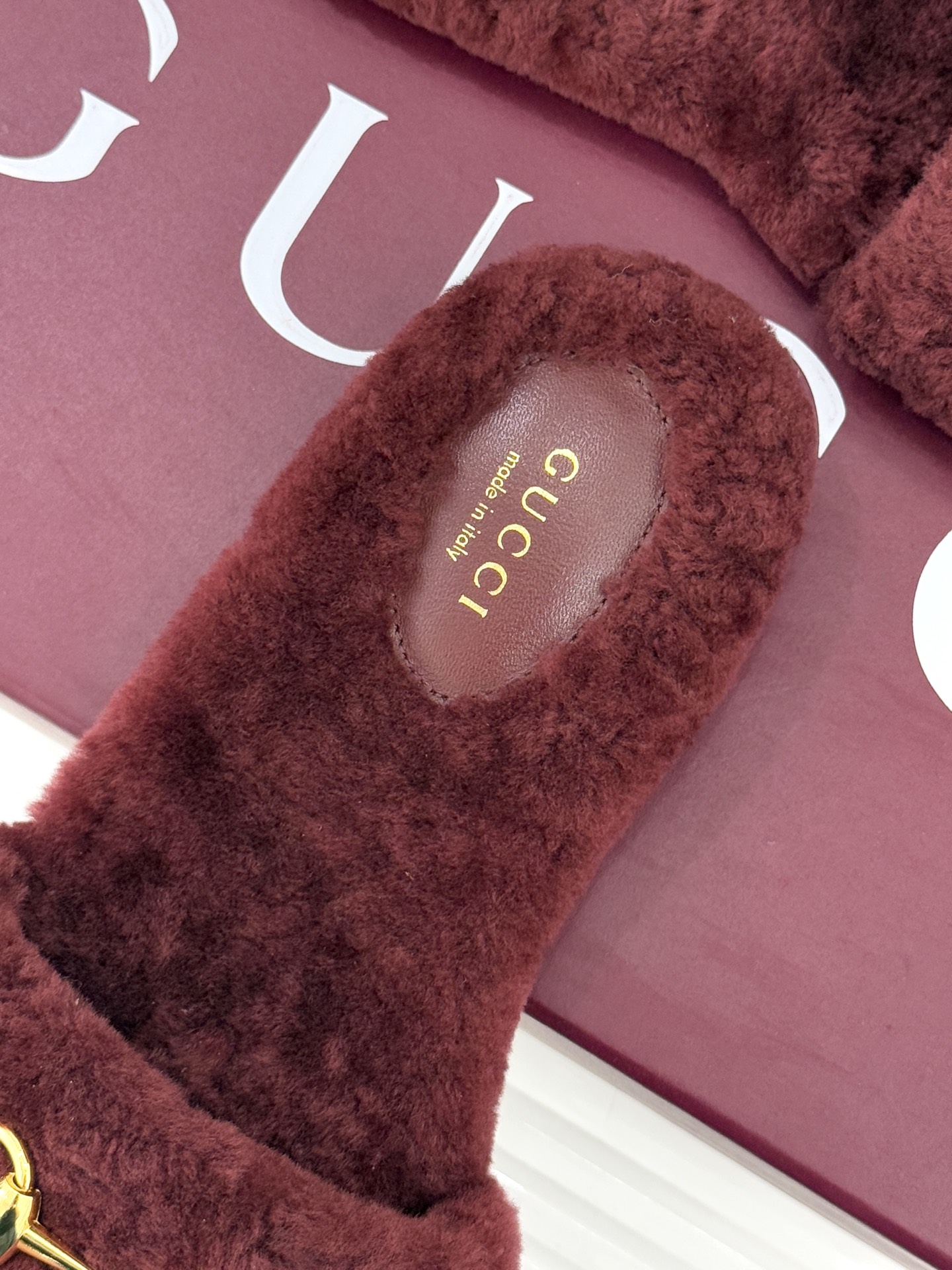 Gucci/古驰25WF秋冬马衔扣一字带平底毛拖 承续品牌百年马术基因浅金色马衔扣金属件缀于鞋面利落勾勒