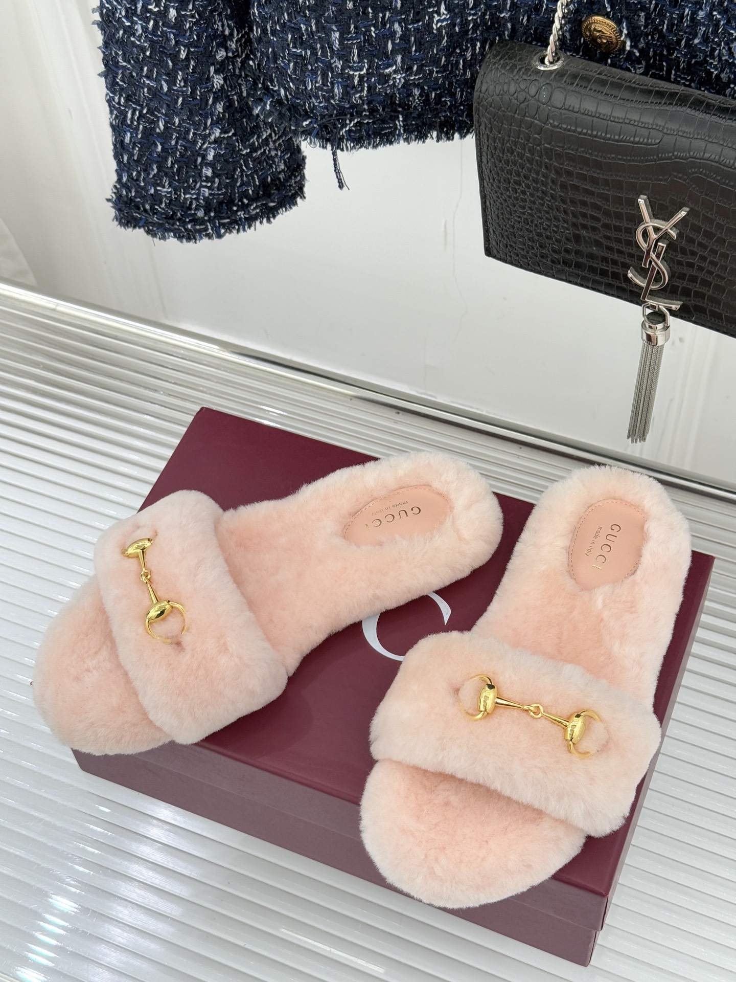 Gucci/古驰25WF秋冬马衔扣一字带平底毛拖 承续品牌百年马术基因浅金色马衔扣金属件缀于鞋面利落勾勒