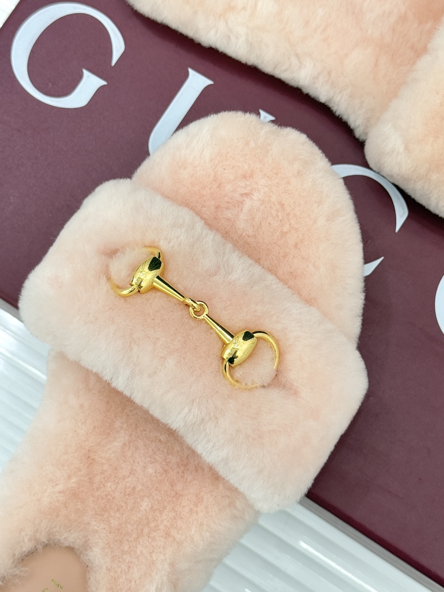 Gucci/古驰25WF秋冬马衔扣一字带平底毛拖 承续品牌百年马术基因浅金色马衔扣金属件缀于鞋面利落勾勒