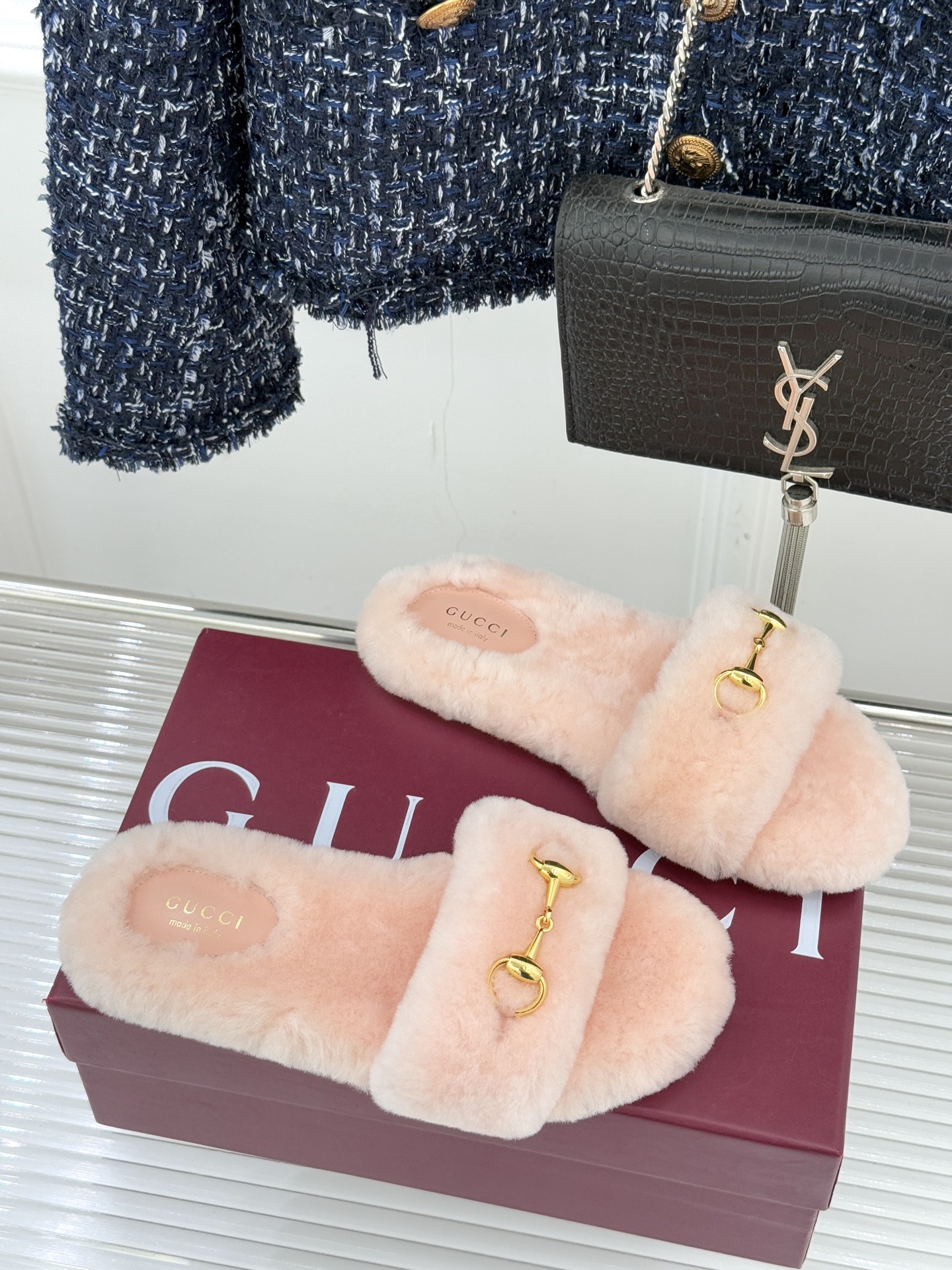 Gucci/古驰25WF秋冬马衔扣一字带平底毛拖 承续品牌百年马术基因浅金色马衔扣金属件缀于鞋面利落勾勒