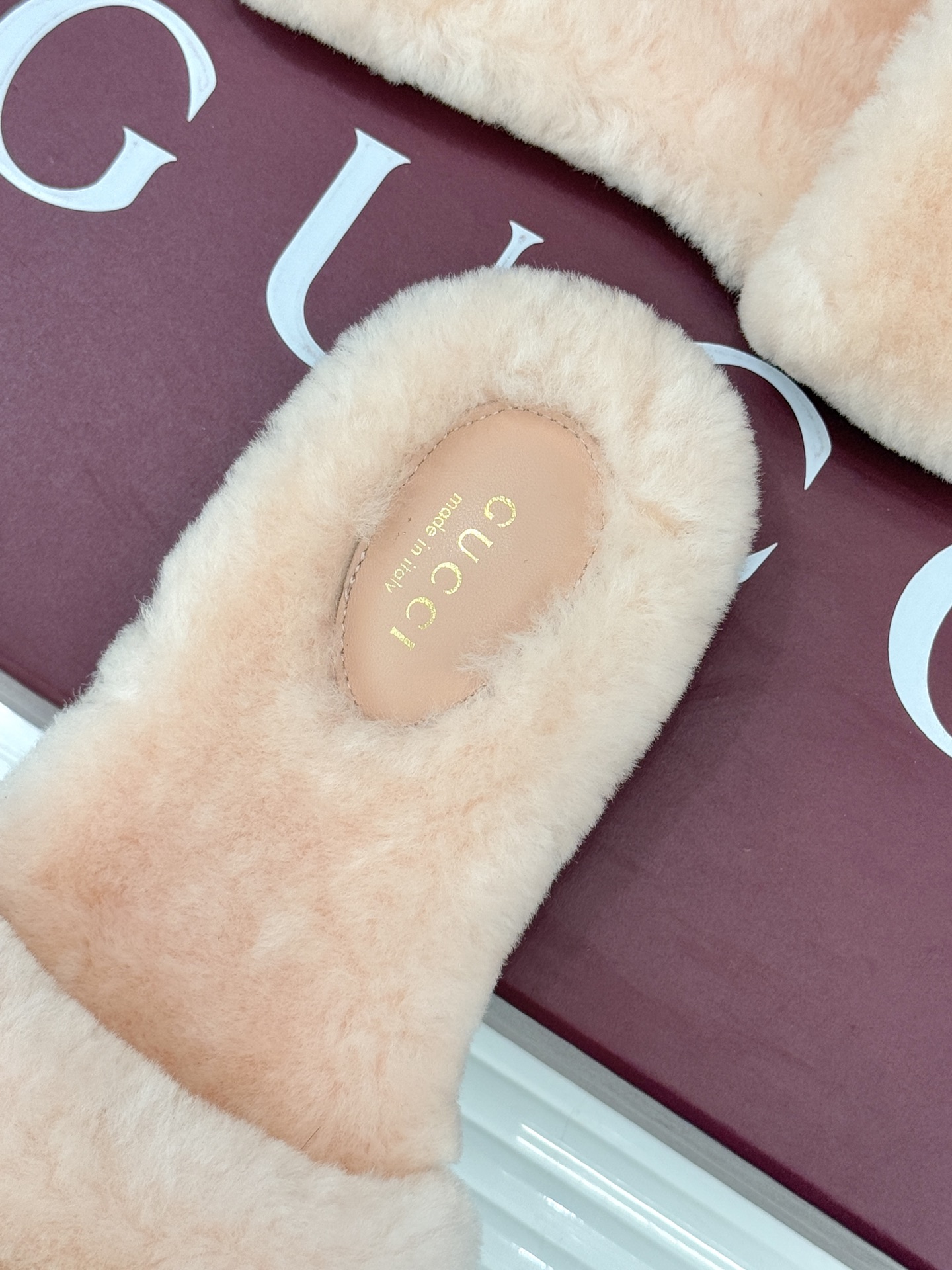 Gucci/古驰25WF秋冬马衔扣一字带平底毛拖 承续品牌百年马术基因浅金色马衔扣金属件缀于鞋面利落勾勒