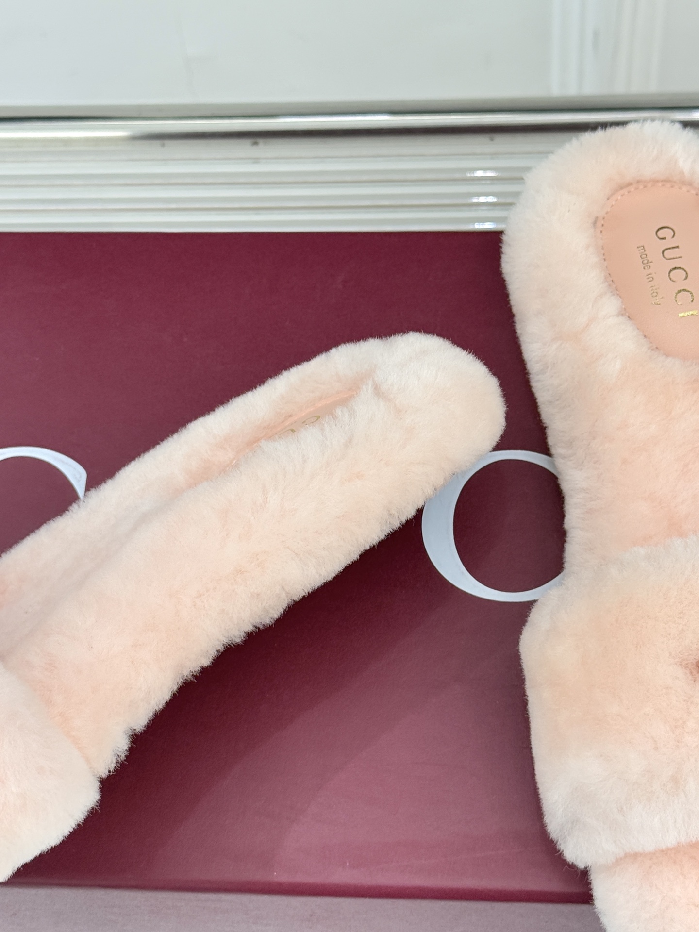 Gucci/古驰25WF秋冬马衔扣一字带平底毛拖 承续品牌百年马术基因浅金色马衔扣金属件缀于鞋面利落勾勒