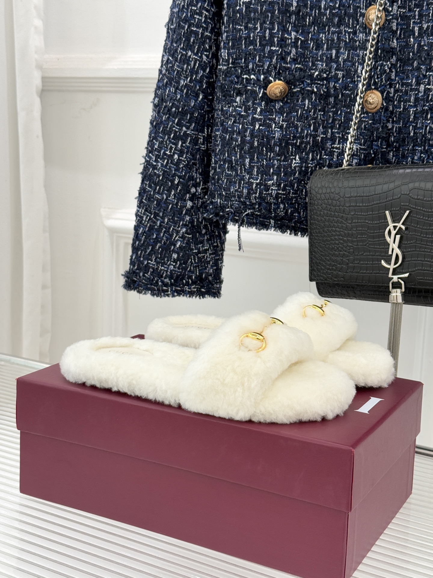 Gucci/古驰25WF秋冬马衔扣一字带平底毛拖 承续品牌百年马术基因浅金色马衔扣金属件缀于鞋面利落勾勒