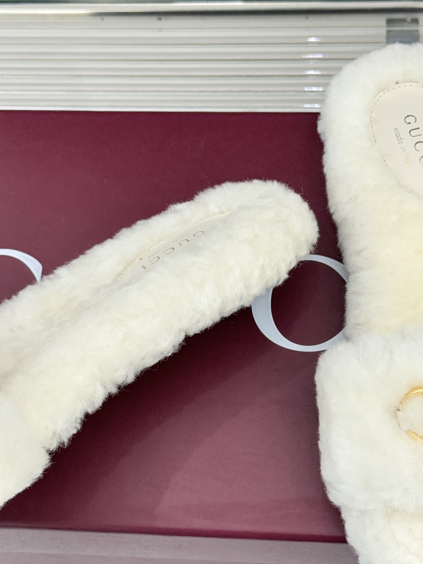 Gucci/古驰25WF秋冬马衔扣一字带平底毛拖 承续品牌百年马术基因浅金色马衔扣金属件缀于鞋面利落勾勒