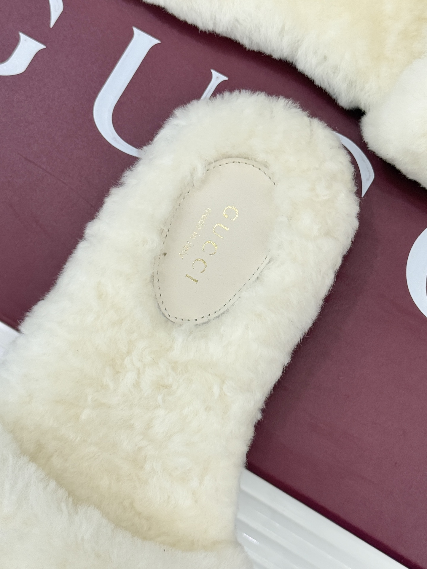 Gucci/古驰25WF秋冬马衔扣一字带平底毛拖 承续品牌百年马术基因浅金色马衔扣金属件缀于鞋面利落勾勒