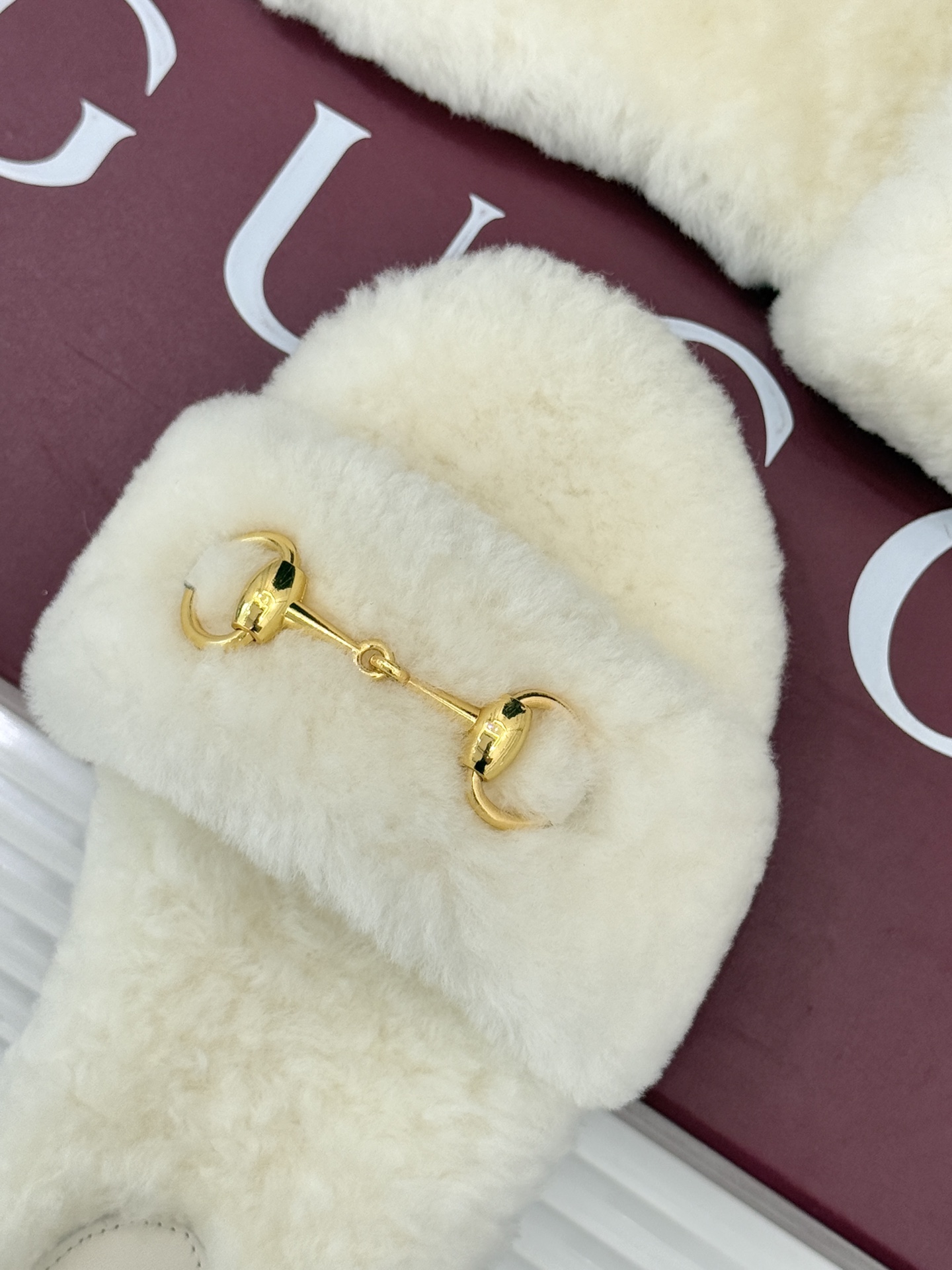 Gucci/古驰25WF秋冬马衔扣一字带平底毛拖 承续品牌百年马术基因浅金色马衔扣金属件缀于鞋面利落勾勒