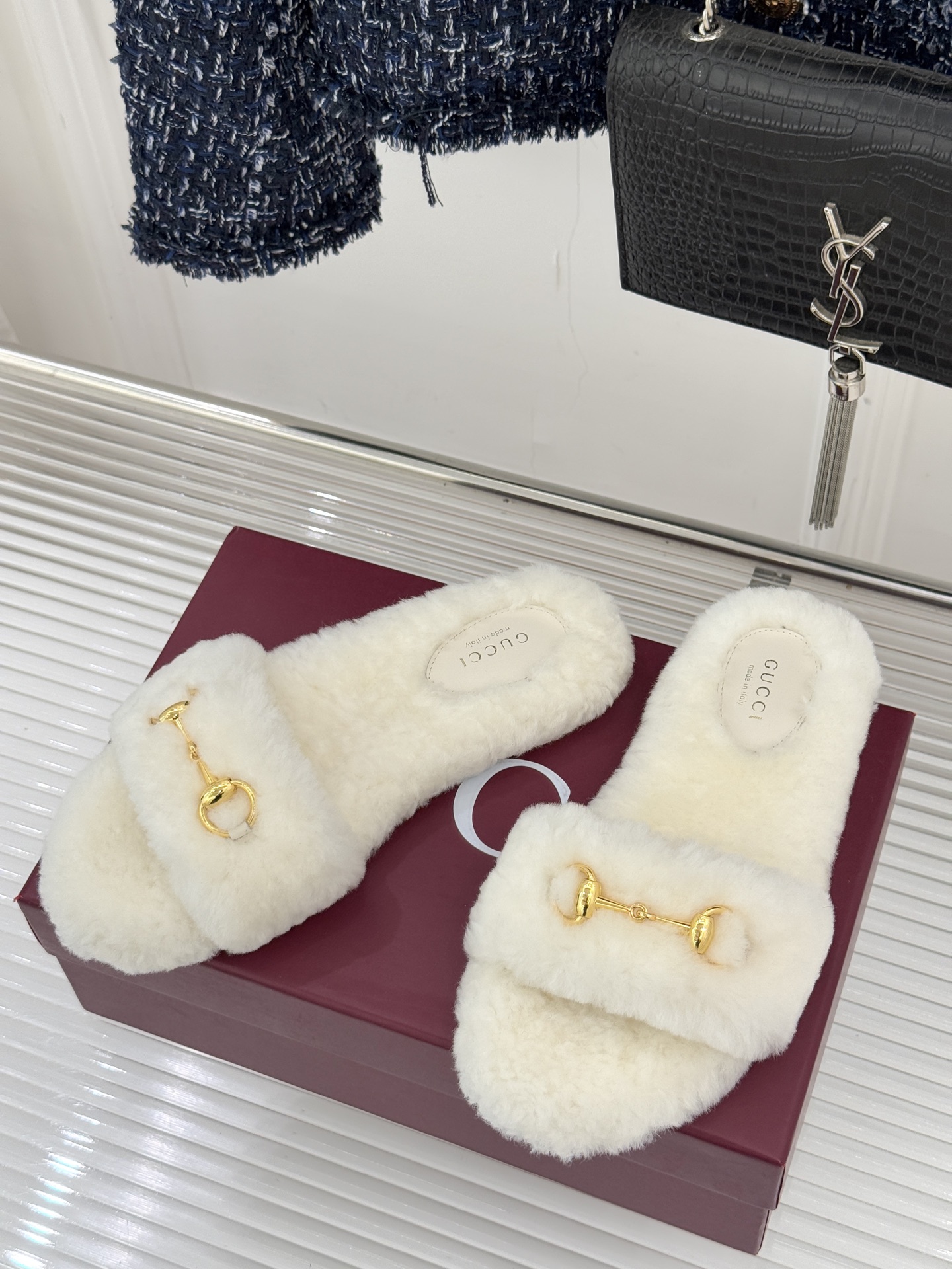 Gucci/古驰25WF秋冬马衔扣一字带平底毛拖 承续品牌百年马术基因浅金色马衔扣金属件缀于鞋面利落勾勒