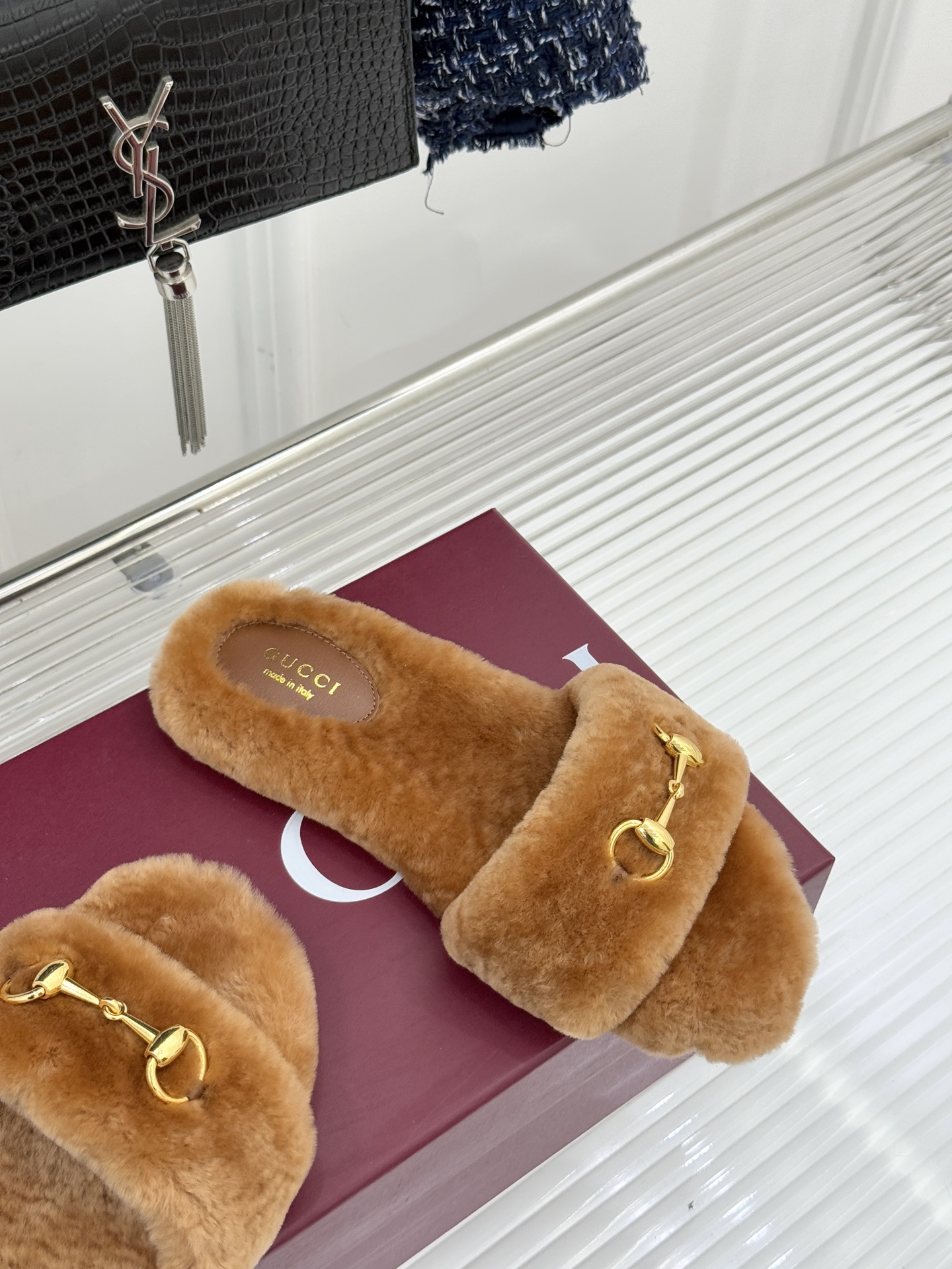 Gucci/古驰25WF秋冬马衔扣一字带平底毛拖 承续品牌百年马术基因浅金色马衔扣金属件缀于鞋面利落勾勒