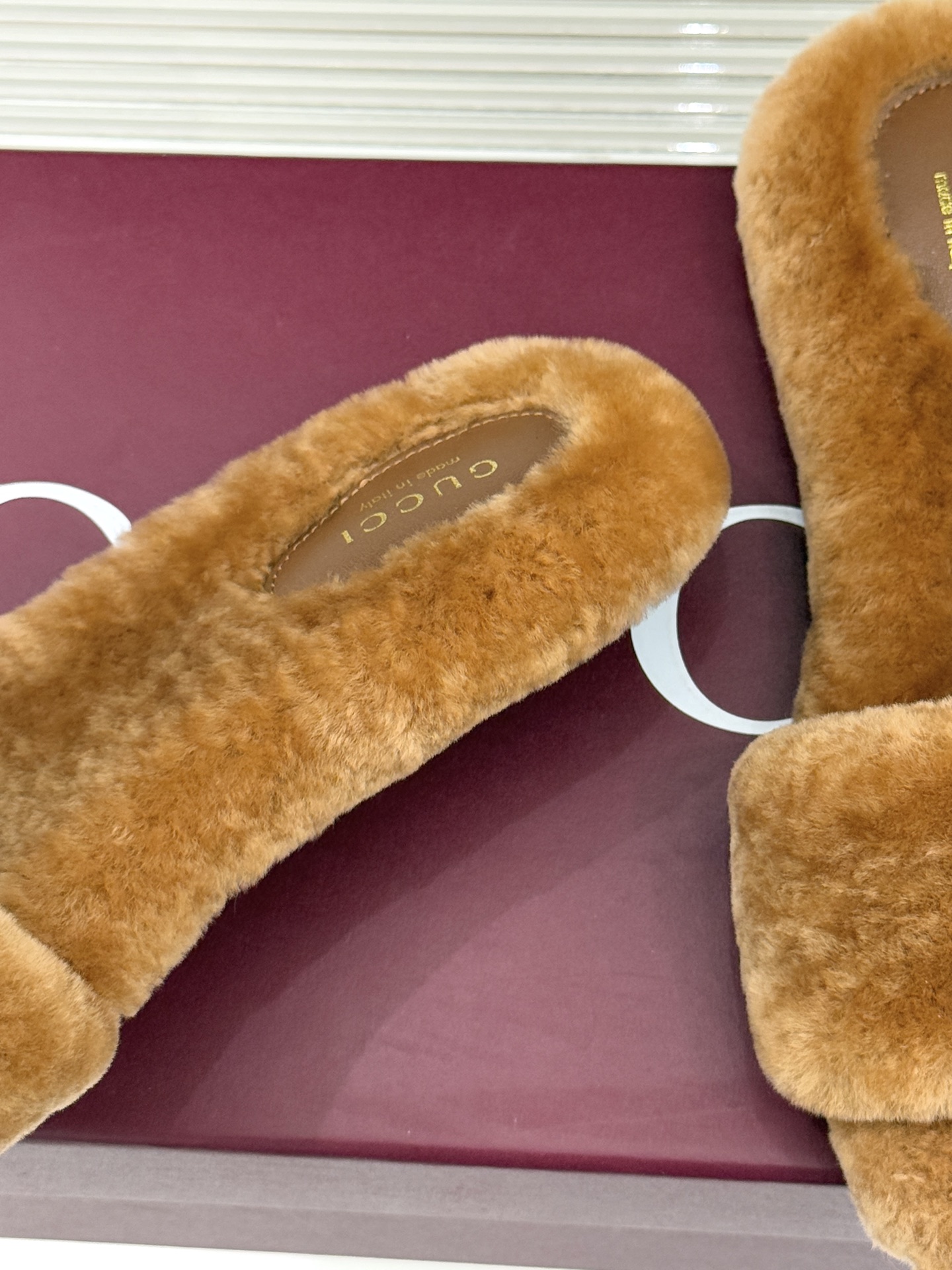 Gucci/古驰25WF秋冬马衔扣一字带平底毛拖 承续品牌百年马术基因浅金色马衔扣金属件缀于鞋面利落勾勒