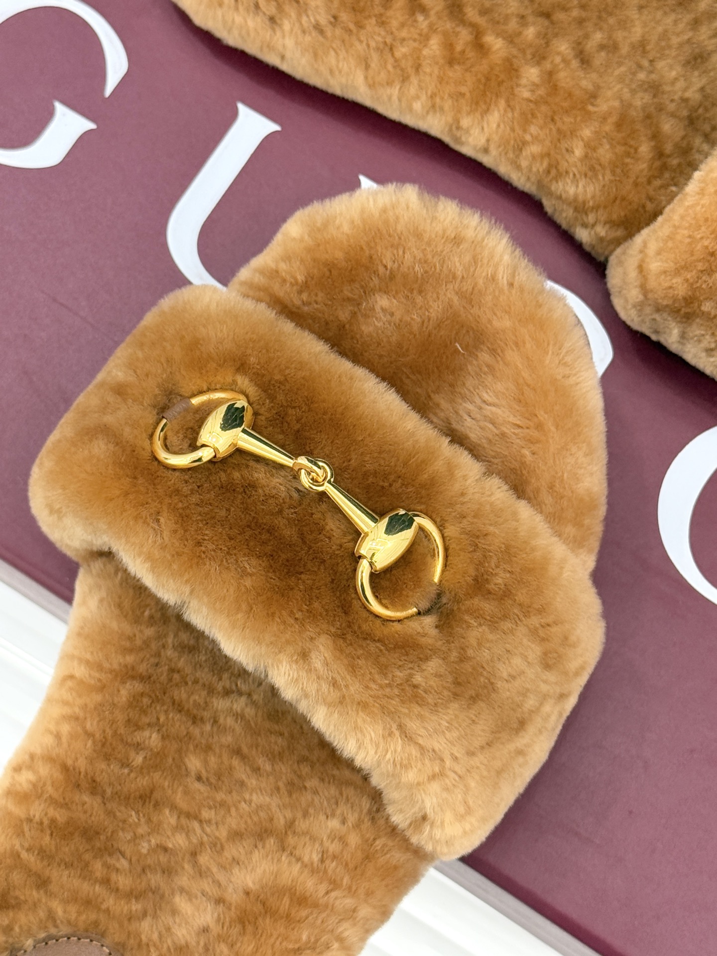 Gucci/古驰25WF秋冬马衔扣一字带平底毛拖 承续品牌百年马术基因浅金色马衔扣金属件缀于鞋面利落勾勒