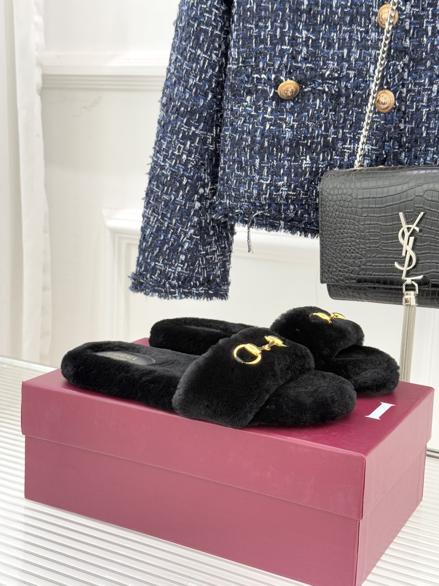 NO:628301,Gucci/Gucci 25WF Autumn and Winter Horsebit Strap Strap Flat-soled Mop Inheriting the brand's century-old equestrian gene. Light gold horsebit metal parts are embellished on the upper to neatly outline the Straight Line. It is not only a vivid interpretation of the iconic symbol of the G family, but also hides a retro and elegant style. The material is selected from fine and plump wool and processed with multiple processes to wrap the ankles warmly. It has both breathable properties and thermal insulation properties  You are not afraid of the coolness when you wear it in autumn and winter. Every step is like sinking into a soft cloud. It is not only an essential item to keep warm in autumn and winter, but also a tool to show your taste. Step on it and you will enjoy the double enjoyment of texture and comfort, allowing laziness and nobility to be seamlessly integrated to freeze the exquisite moments of daily wear. size35-39 (customized 40/41/42), fur shoes and slippers, gucci, gucci, gucci, slippers19860909Gucci/古驰25WF秋冬马衔扣 一字带平底毛拖 承续品牌百年马术基因 浅金色马衔扣金属件缀于鞋面 利落勾勒一字带线条 既是G家标志性符号的鲜活演绎 更藏着复古雅致的格调底蕴 甄选细腻丰盈羊毛材质 经多道工艺精细处理 上脚便裹住脚踝暖意 兼顾透气属性与保暖性能 秋冬穿搭无惧凉意侵袭 每一步都似陷柔软云朵. 既是秋冬保暖刚需单品 更是彰显品味的穿搭利器 踩上即是质感与舒适的双重享受 让慵懒与贵气无缝融合 定格日常穿搭的精致瞬间. size35-39（40/41/42定制）,毛毛鞋拖鞋,gucci,gucci,gucci,slippers,Women's Shoes