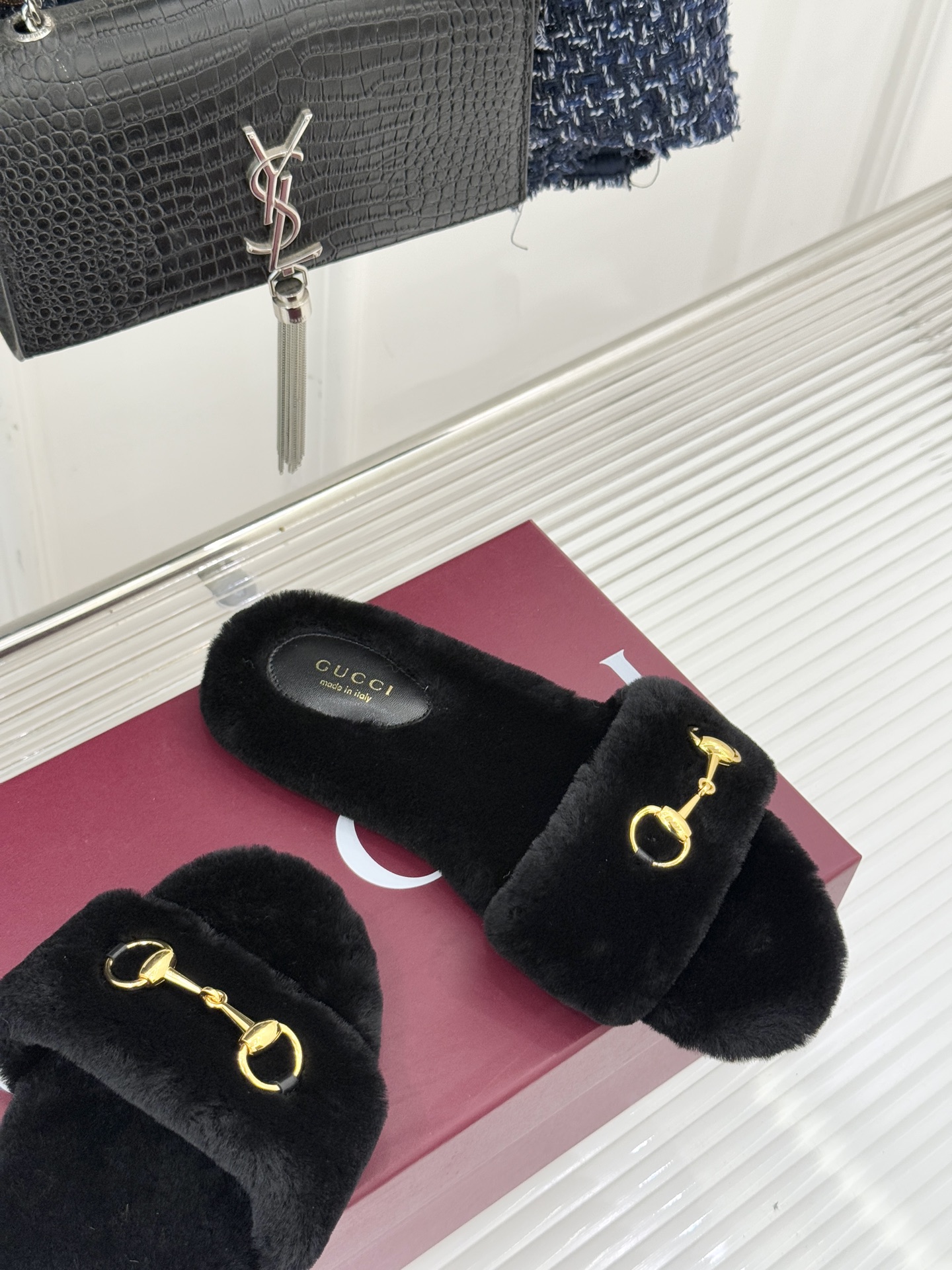 Gucci/古驰25WF秋冬马衔扣一字带平底毛拖 承续品牌百年马术基因浅金色马衔扣金属件缀于鞋面利落勾勒