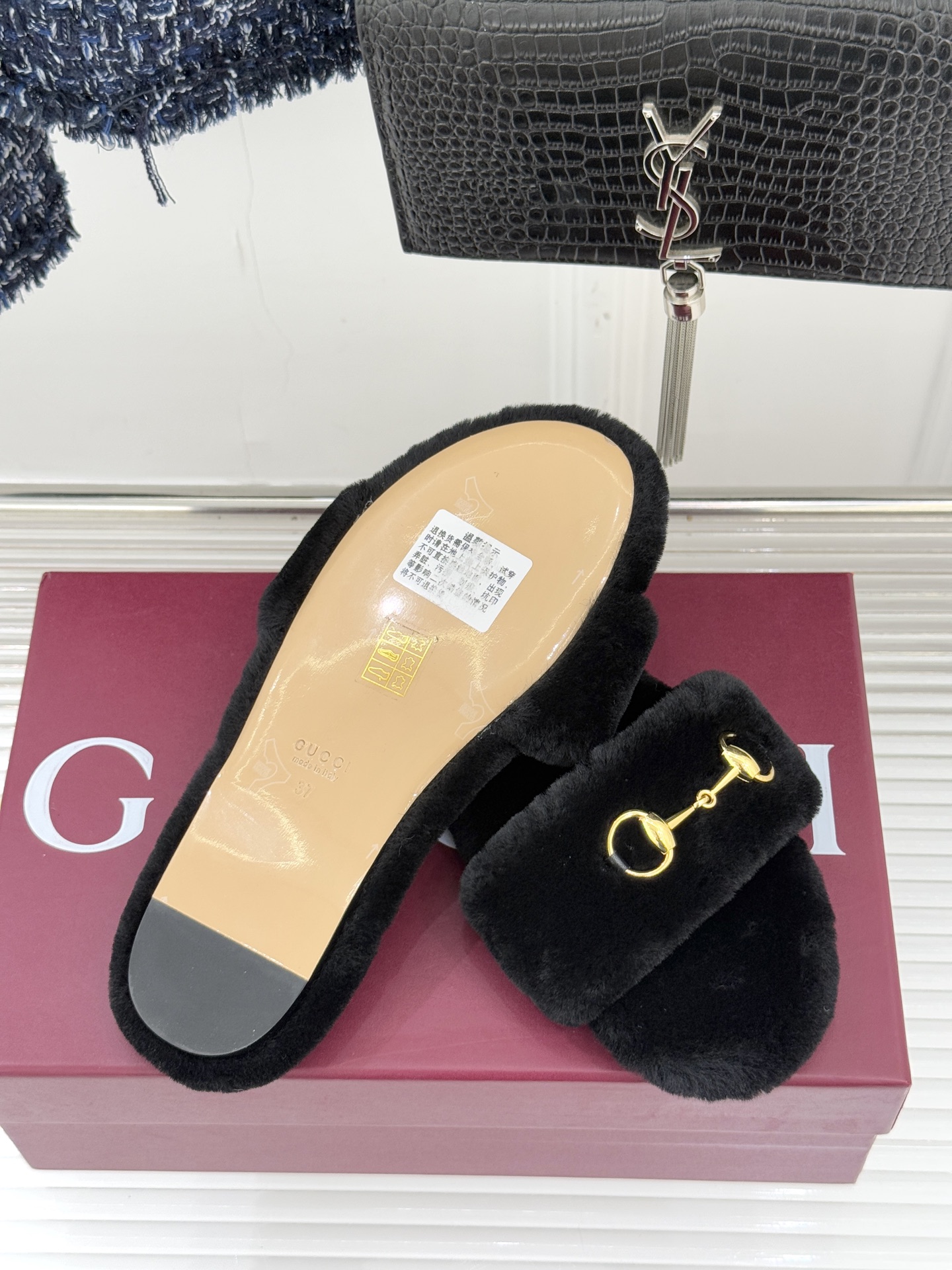 Gucci/古驰25WF秋冬马衔扣一字带平底毛拖 承续品牌百年马术基因浅金色马衔扣金属件缀于鞋面利落勾勒