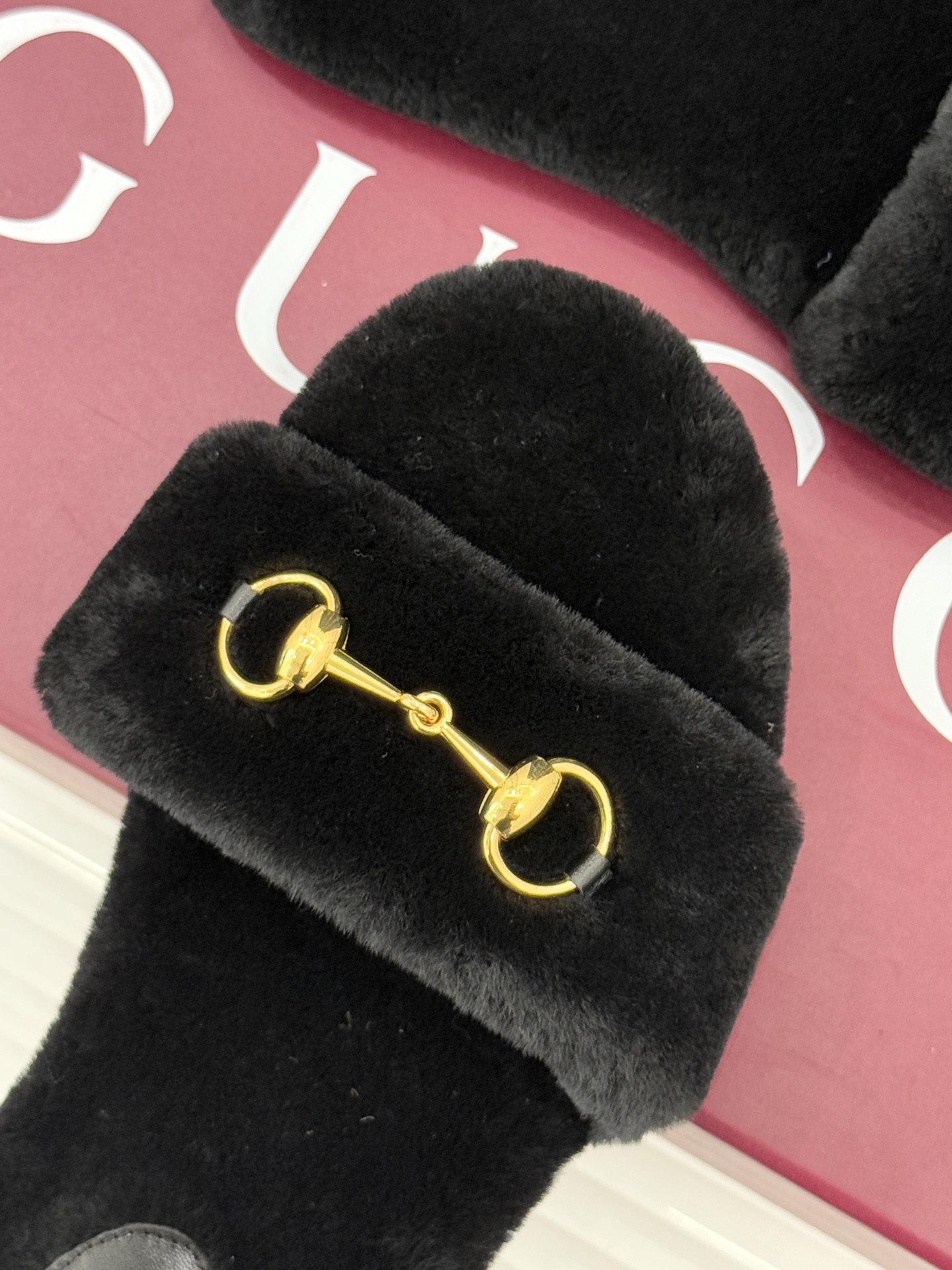 Gucci/古驰25WF秋冬马衔扣一字带平底毛拖 承续品牌百年马术基因浅金色马衔扣金属件缀于鞋面利落勾勒