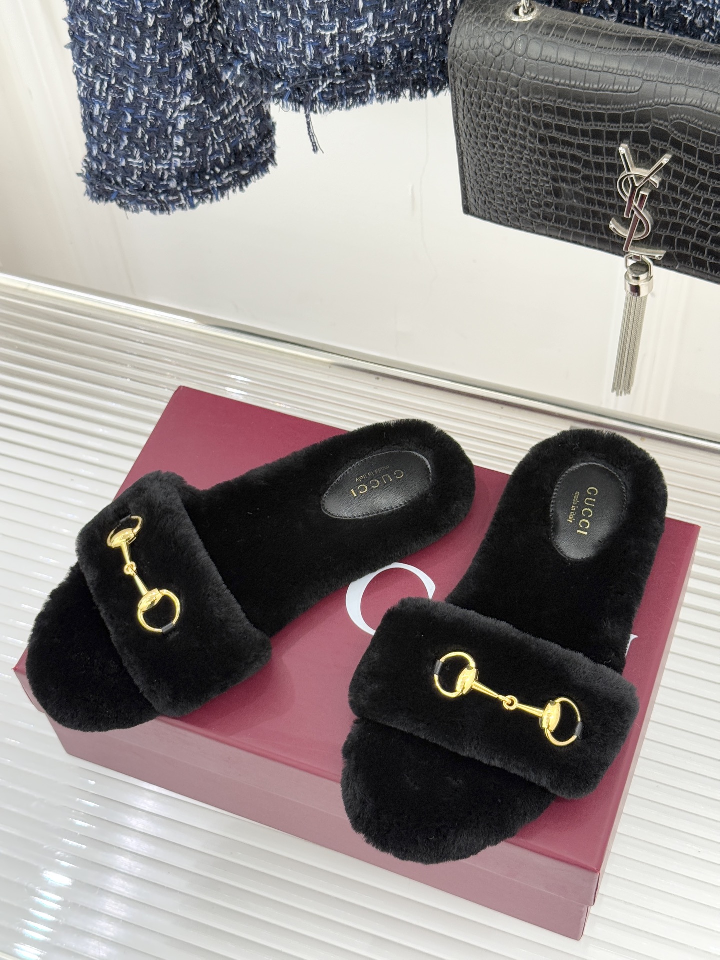 Gucci/古驰25WF秋冬马衔扣一字带平底毛拖 承续品牌百年马术基因浅金色马衔扣金属件缀于鞋面利落勾勒