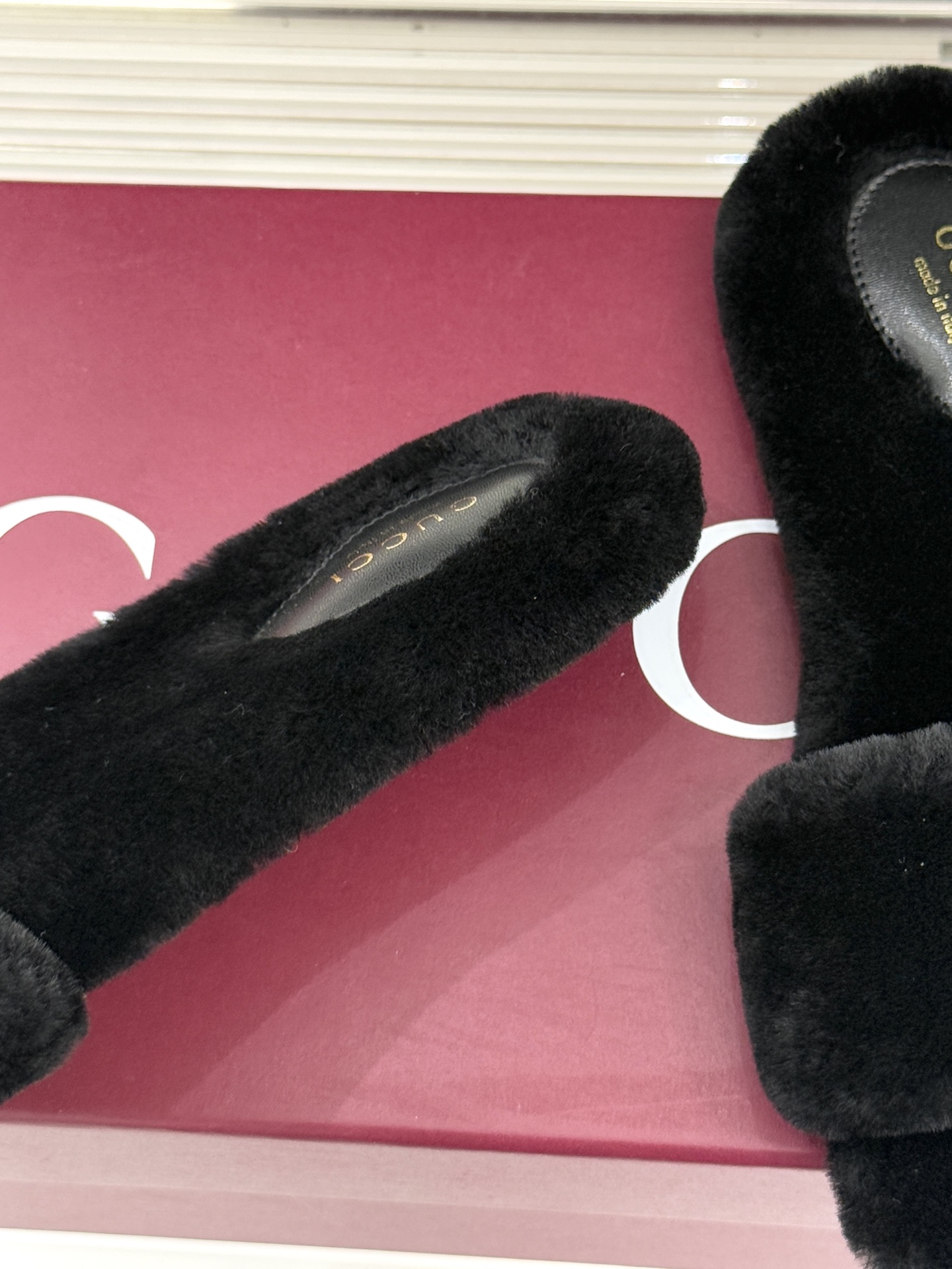 Gucci/古驰25WF秋冬马衔扣一字带平底毛拖 承续品牌百年马术基因浅金色马衔扣金属件缀于鞋面利落勾勒