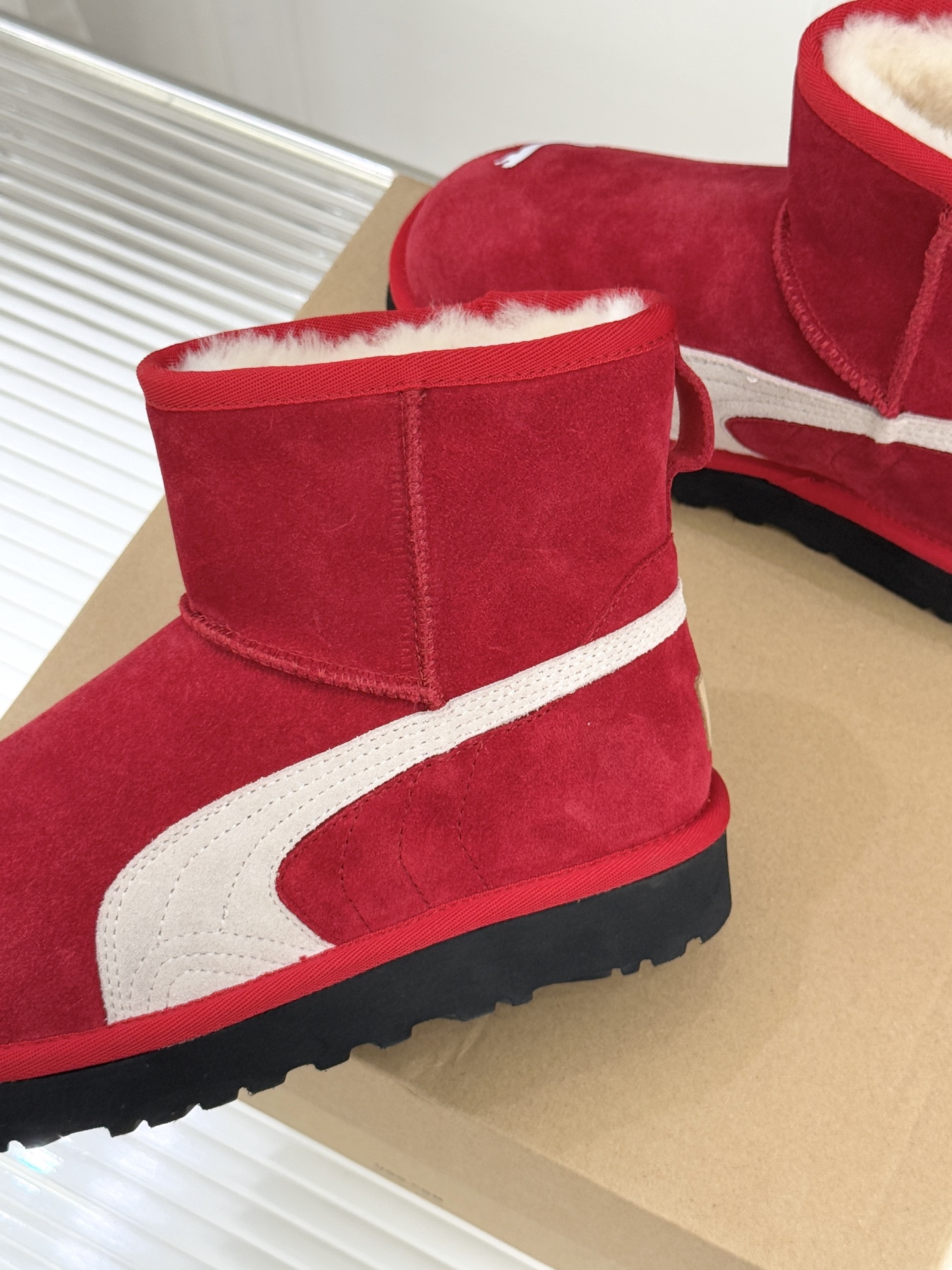 UGG X PUMA彪马联名款新品雪地靴当雪地靴界的保暖标杆UGG与运动领域的潮流先锋PUMA跨界相拥打