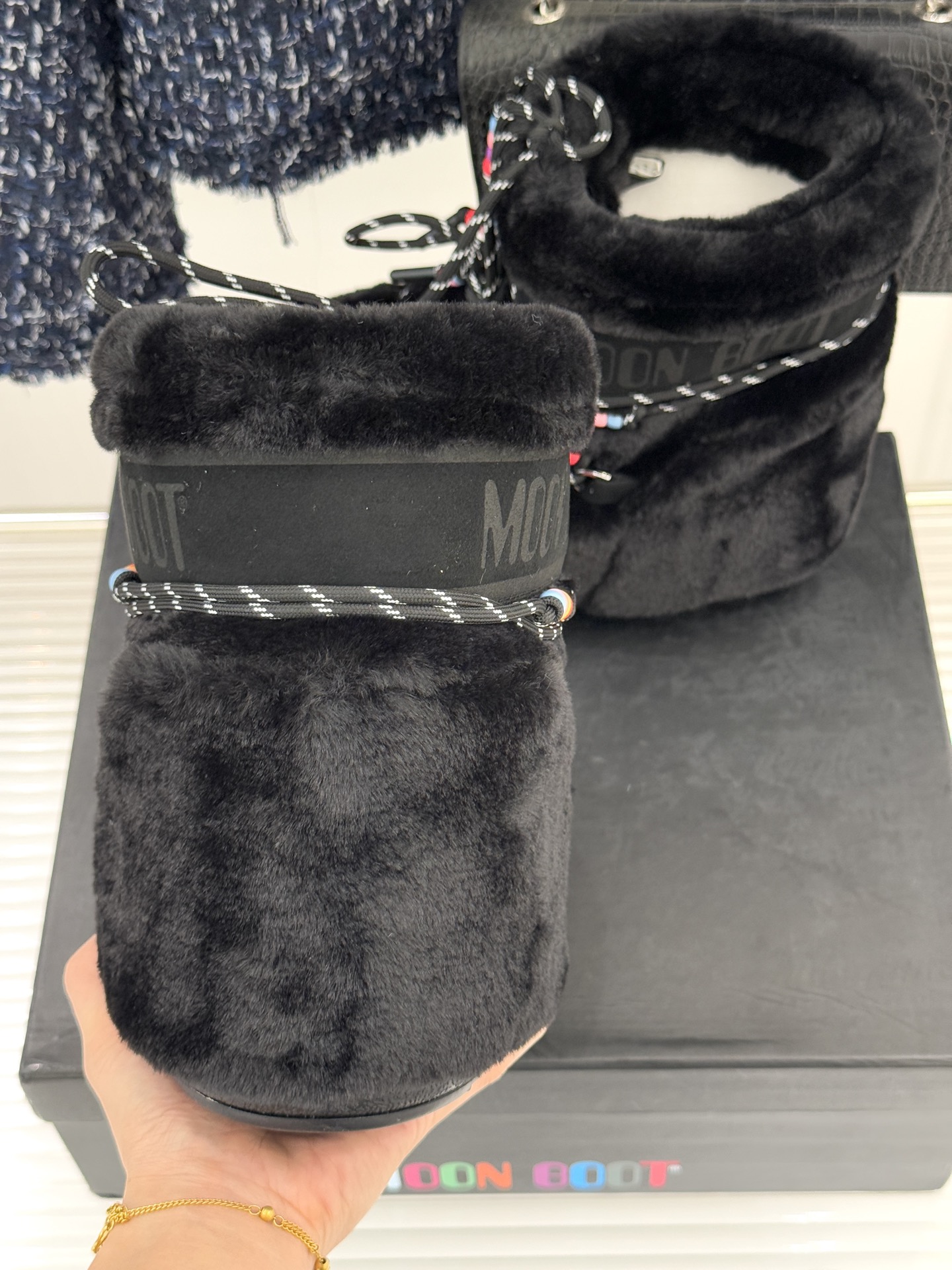 Moon Boot经典爆款滑雪月亮靴雪地靴系列当凛冽寒风裹着碎雪漫过雪原当滑雪道的弧线在纯白天地间延展月