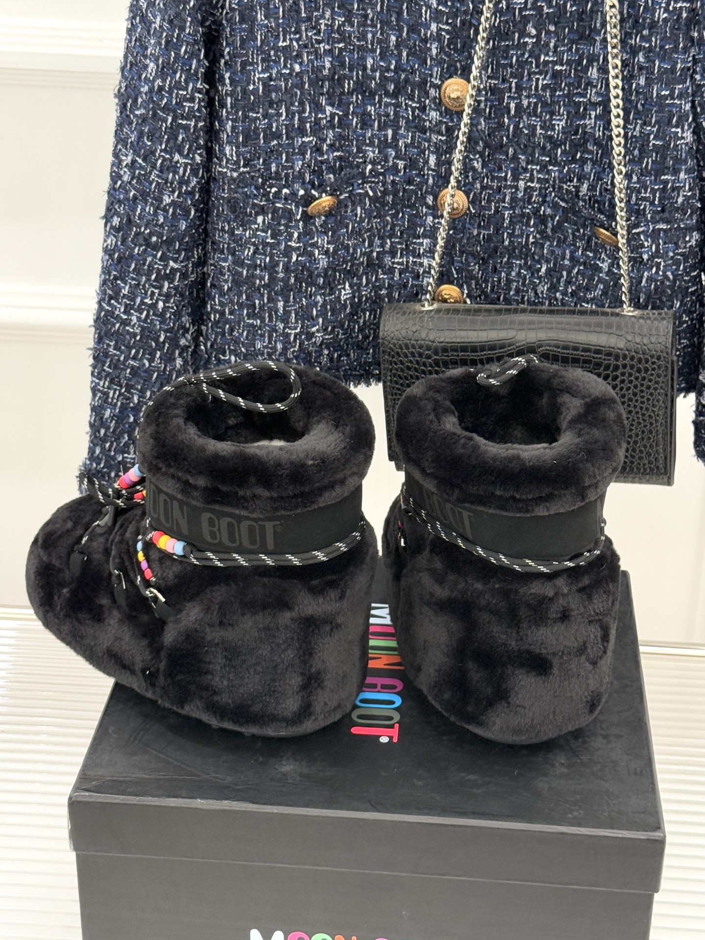 Moon Boot经典爆款滑雪月亮靴雪地靴系列当凛冽寒风裹着碎雪漫过雪原当滑雪道的弧线在纯白天地间延展月