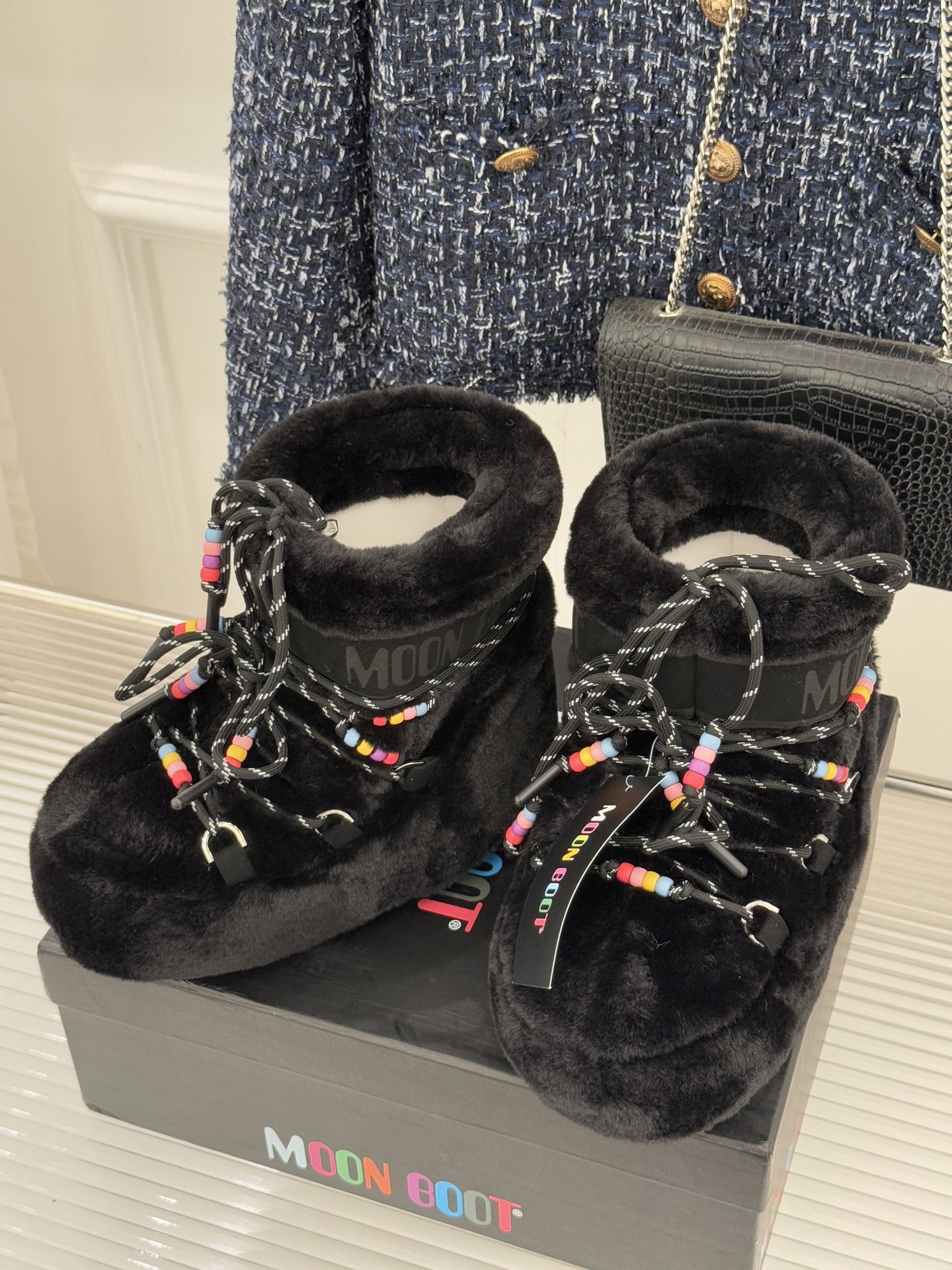 Moon Boot经典爆款滑雪月亮靴雪地靴系列当凛冽寒风裹着碎雪漫过雪原当滑雪道的弧线在纯白天地间延展月