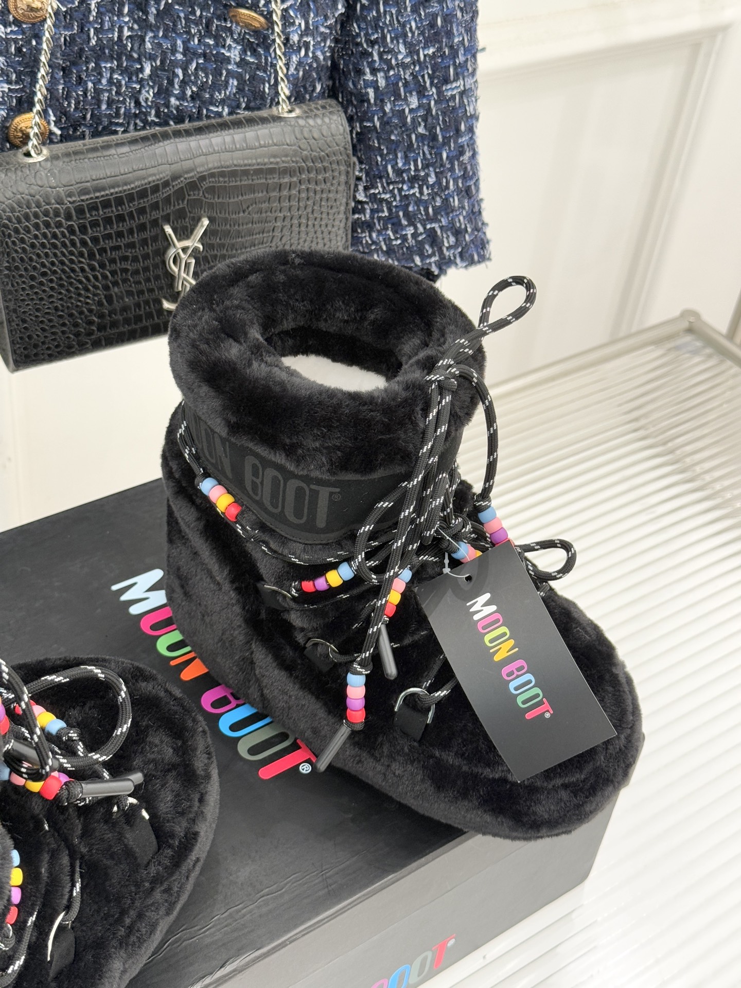 Moon Boot经典爆款滑雪月亮靴雪地靴系列当凛冽寒风裹着碎雪漫过雪原当滑雪道的弧线在纯白天地间延展月