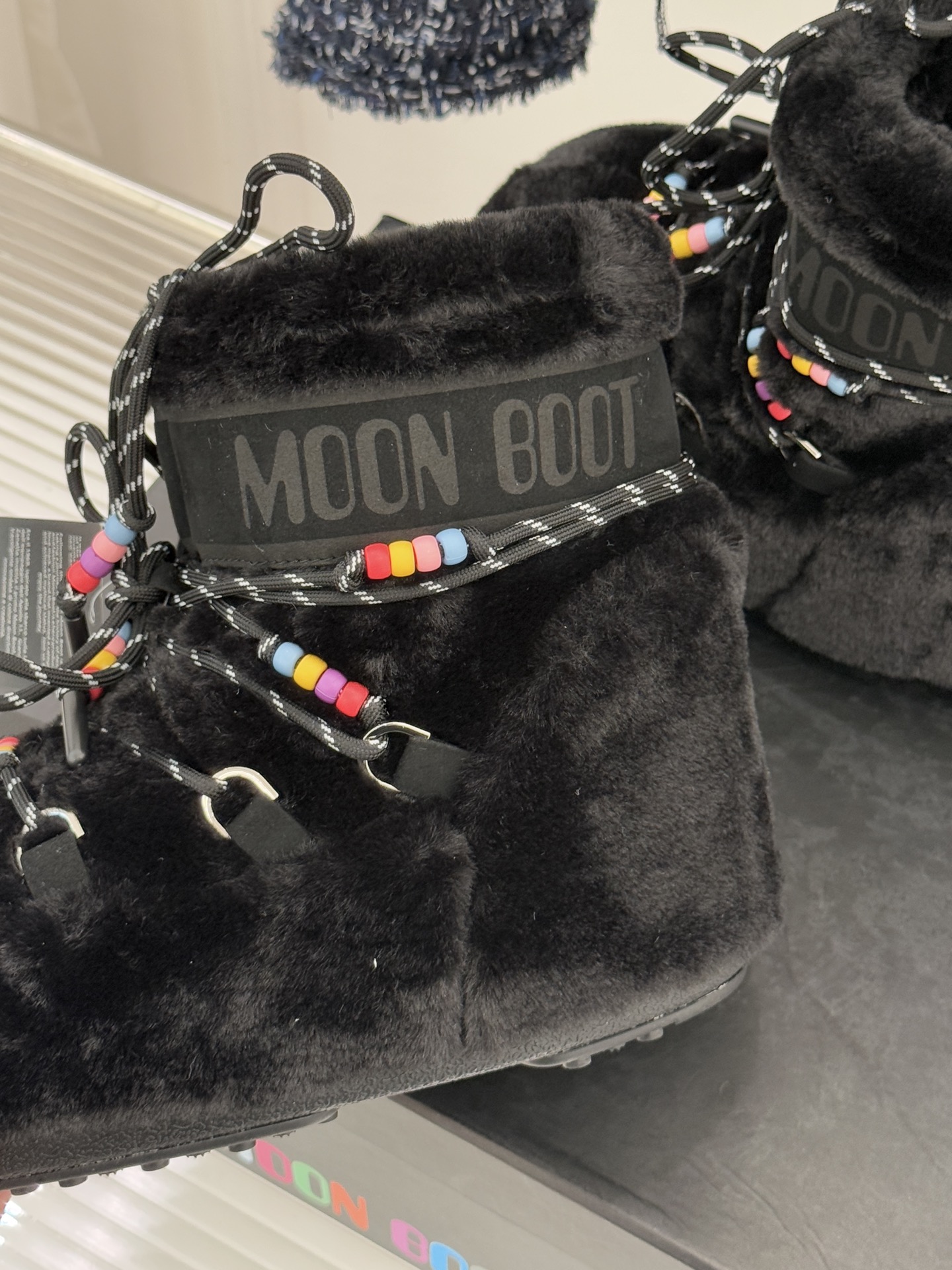 Moon Boot经典爆款滑雪月亮靴雪地靴系列当凛冽寒风裹着碎雪漫过雪原当滑雪道的弧线在纯白天地间延展月