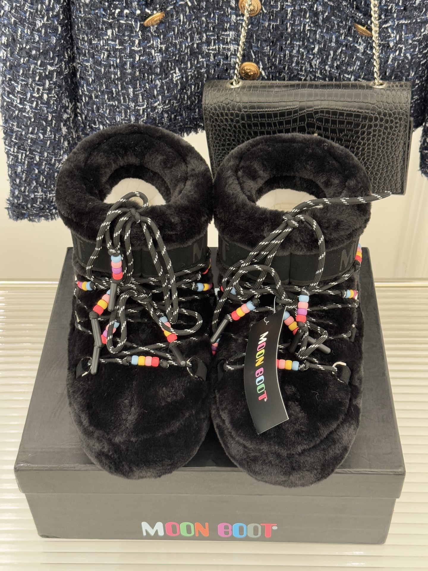 Moon Boot经典爆款滑雪月亮靴雪地靴系列当凛冽寒风裹着碎雪漫过雪原当滑雪道的弧线在纯白天地间延展月