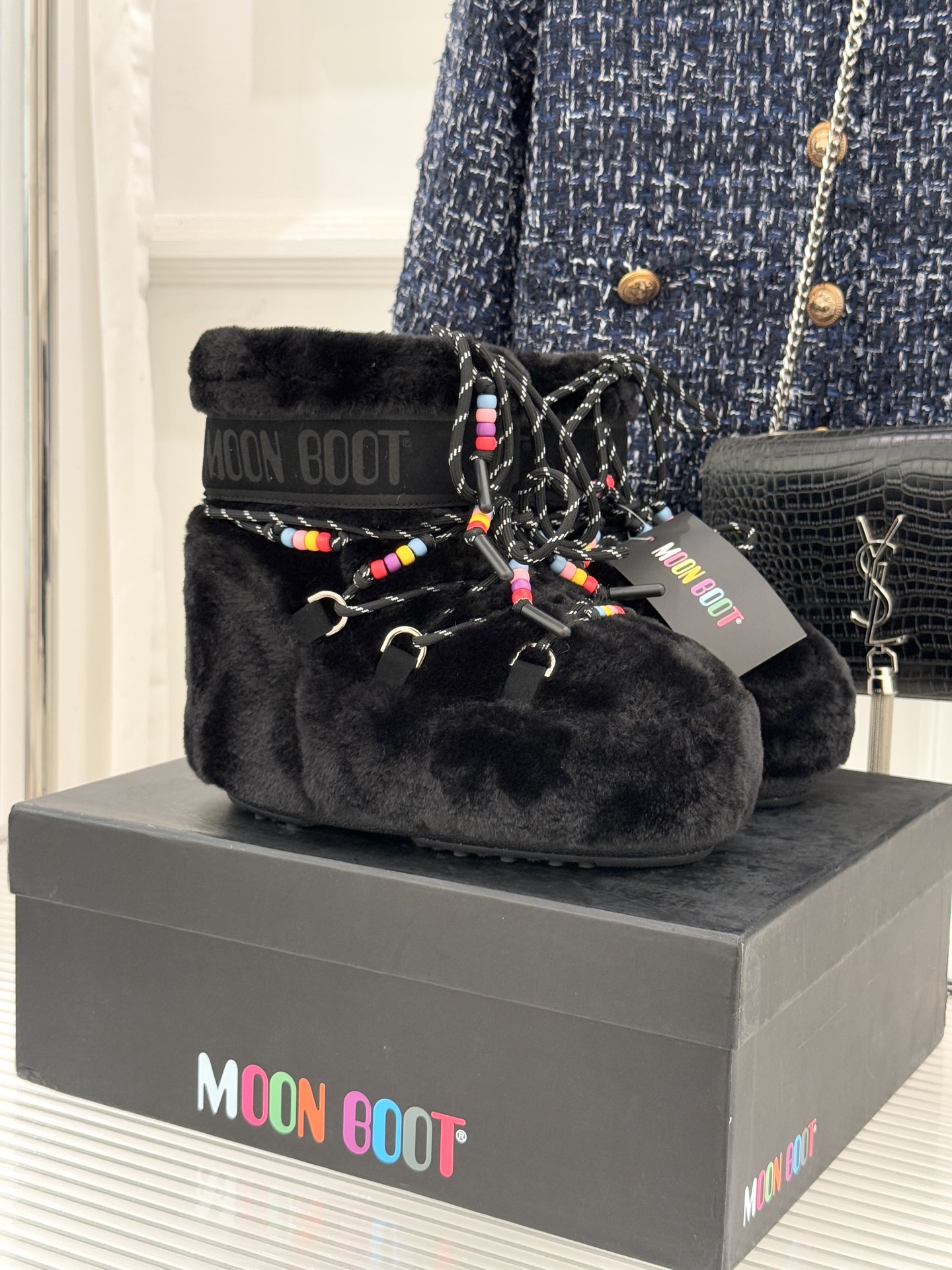 Moon Boot经典爆款滑雪月亮靴雪地靴系列当凛冽寒风裹着碎雪漫过雪原当滑雪道的弧线在纯白天地间延展月