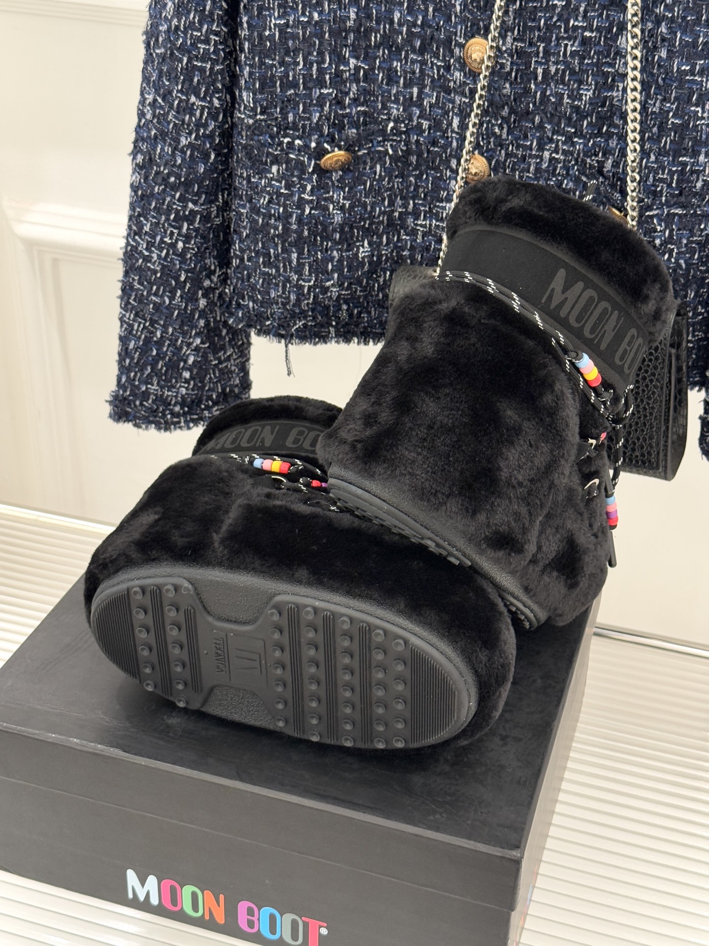 Moon Boot经典爆款滑雪月亮靴雪地靴系列当凛冽寒风裹着碎雪漫过雪原当滑雪道的弧线在纯白天地间延展月