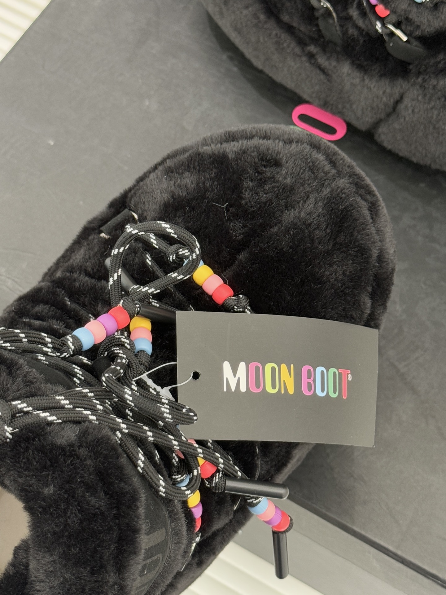 Moon Boot经典爆款滑雪月亮靴雪地靴系列当凛冽寒风裹着碎雪漫过雪原当滑雪道的弧线在纯白天地间延展月