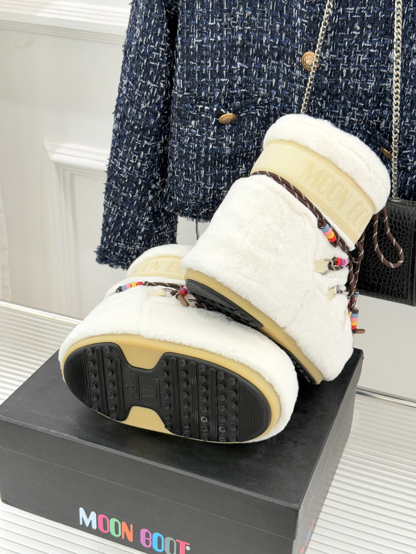 Moon Boot经典爆款滑雪月亮靴雪地靴系列当凛冽寒风裹着碎雪漫过雪原当滑雪道的弧线在纯白天地间延展月