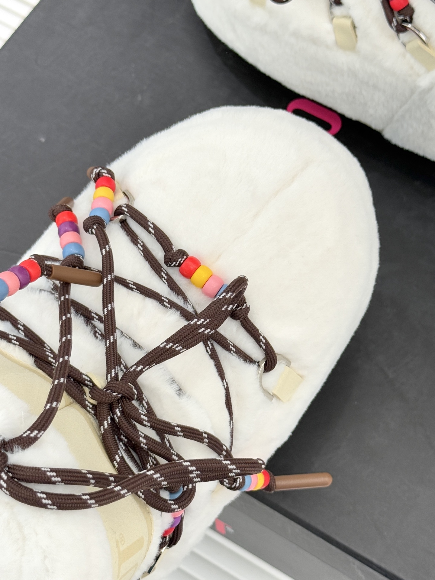 Moon Boot经典爆款滑雪月亮靴雪地靴系列当凛冽寒风裹着碎雪漫过雪原当滑雪道的弧线在纯白天地间延展月