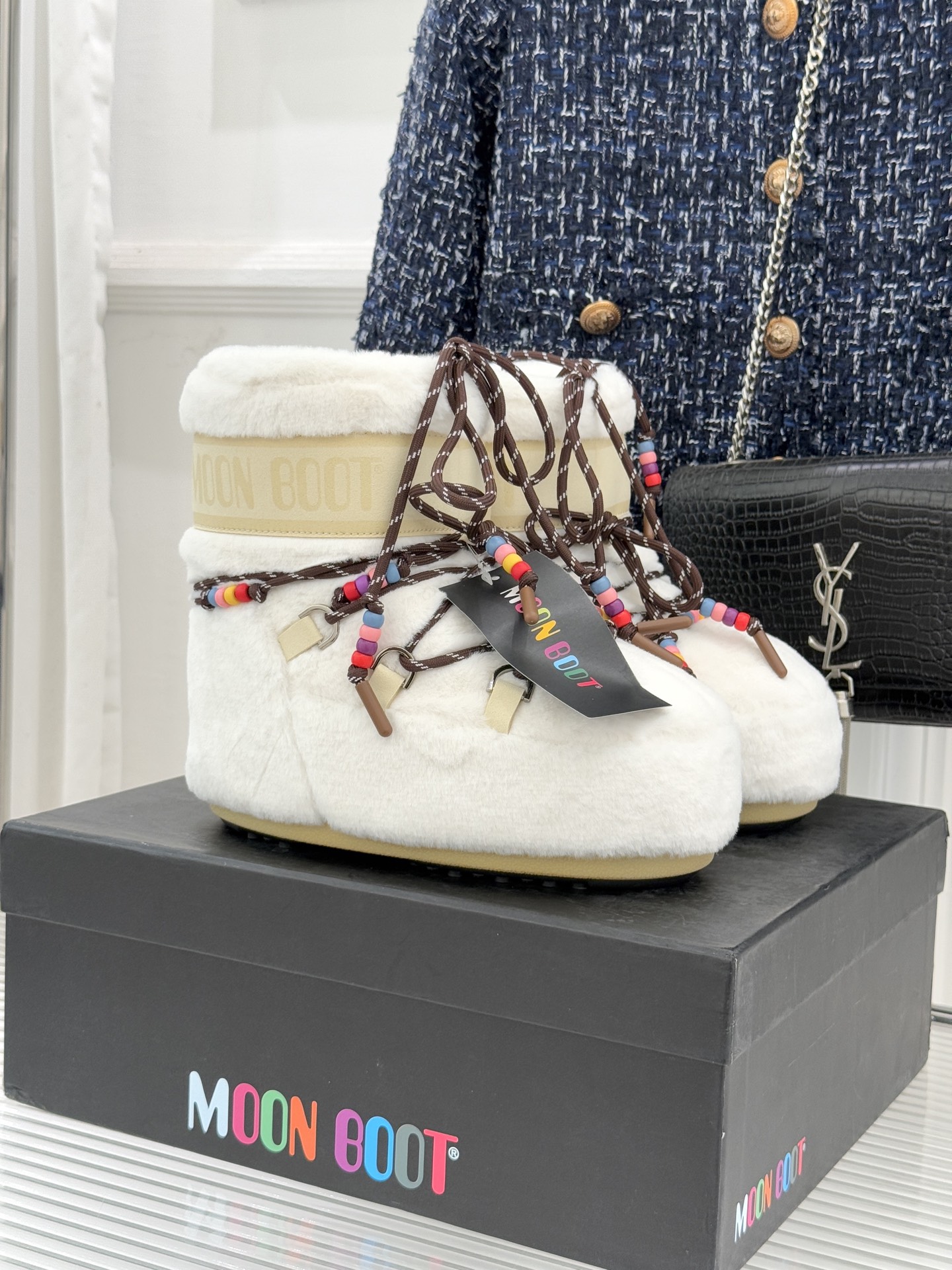 Moon Boot经典爆款滑雪月亮靴雪地靴系列当凛冽寒风裹着碎雪漫过雪原当滑雪道的弧线在纯白天地间延展月