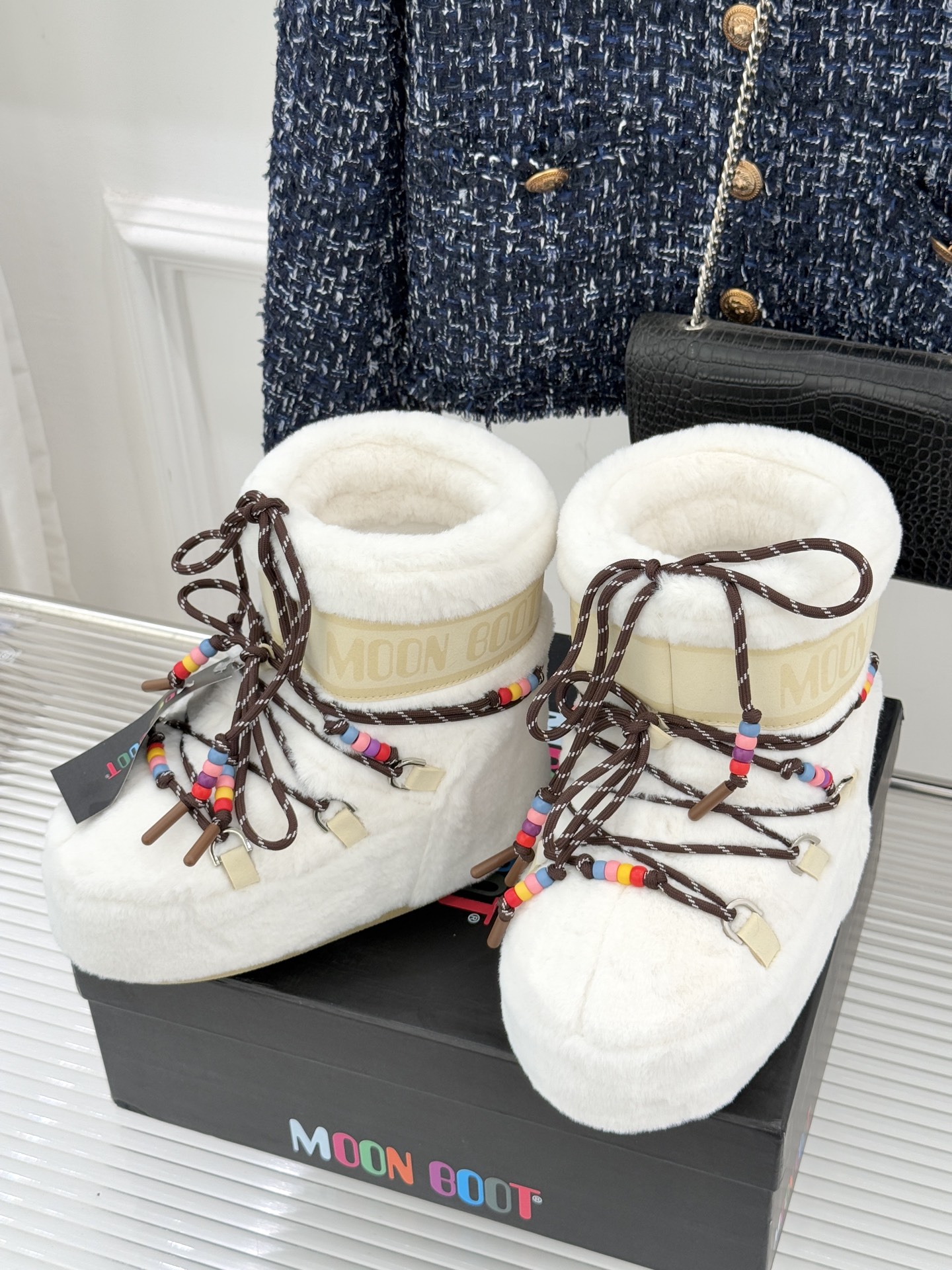 Moon Boot经典爆款滑雪月亮靴雪地靴系列当凛冽寒风裹着碎雪漫过雪原当滑雪道的弧线在纯白天地间延展月