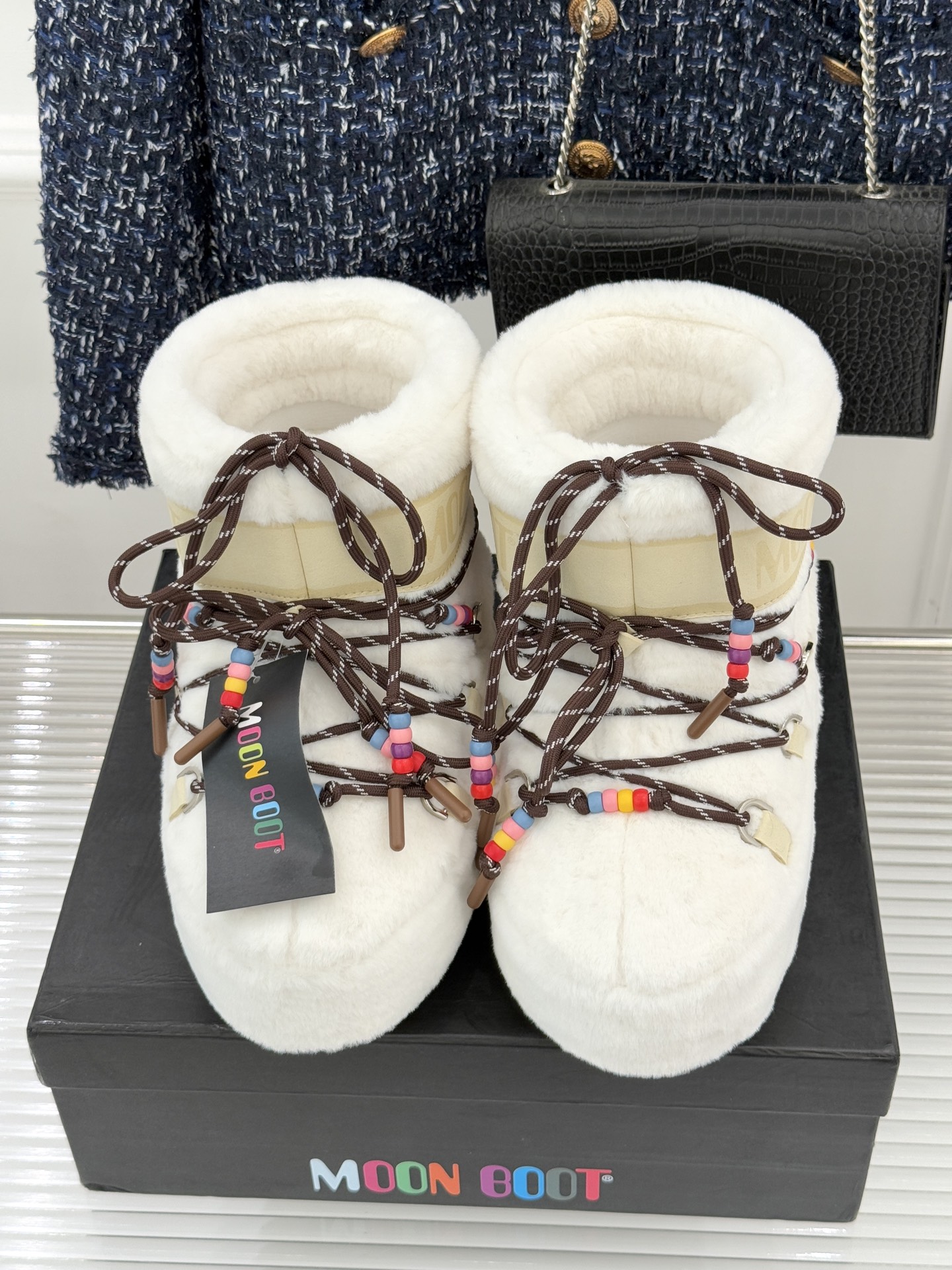 Moon Boot经典爆款滑雪月亮靴雪地靴系列当凛冽寒风裹着碎雪漫过雪原当滑雪道的弧线在纯白天地间延展月