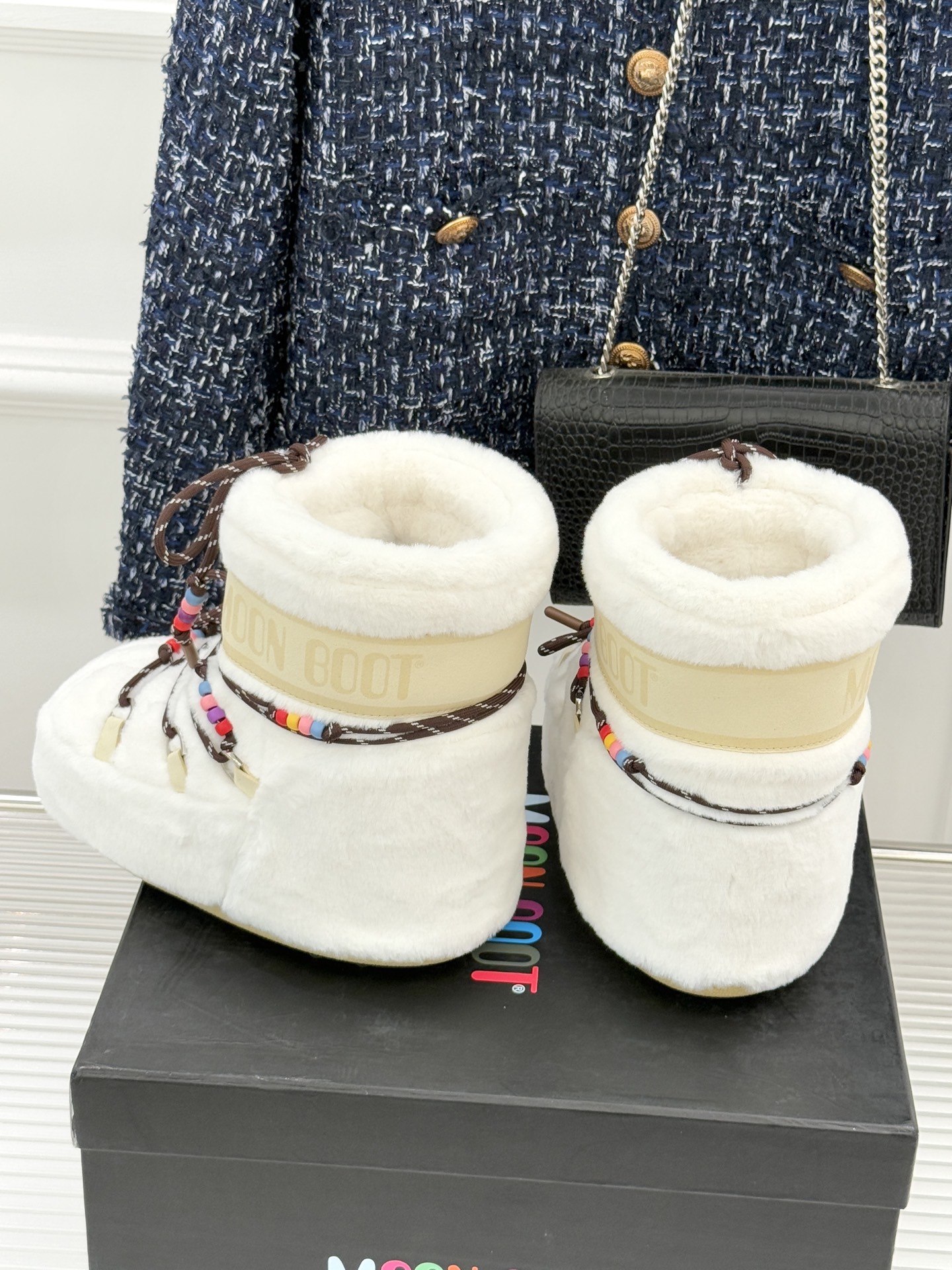 Moon Boot经典爆款滑雪月亮靴雪地靴系列当凛冽寒风裹着碎雪漫过雪原当滑雪道的弧线在纯白天地间延展月