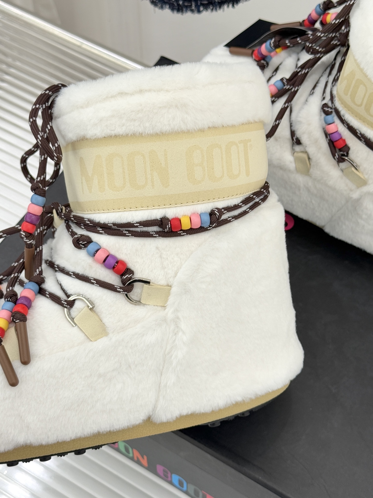 Moon Boot经典爆款滑雪月亮靴雪地靴系列当凛冽寒风裹着碎雪漫过雪原当滑雪道的弧线在纯白天地间延展月