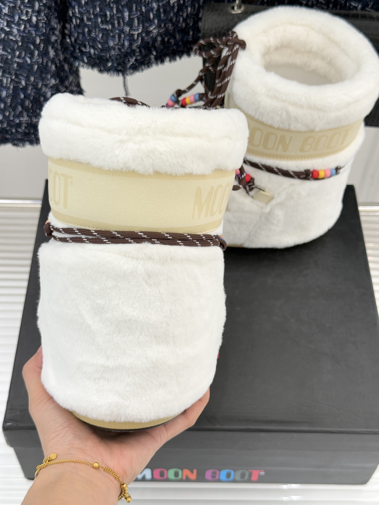 Moon Boot经典爆款滑雪月亮靴雪地靴系列当凛冽寒风裹着碎雪漫过雪原当滑雪道的弧线在纯白天地间延展月