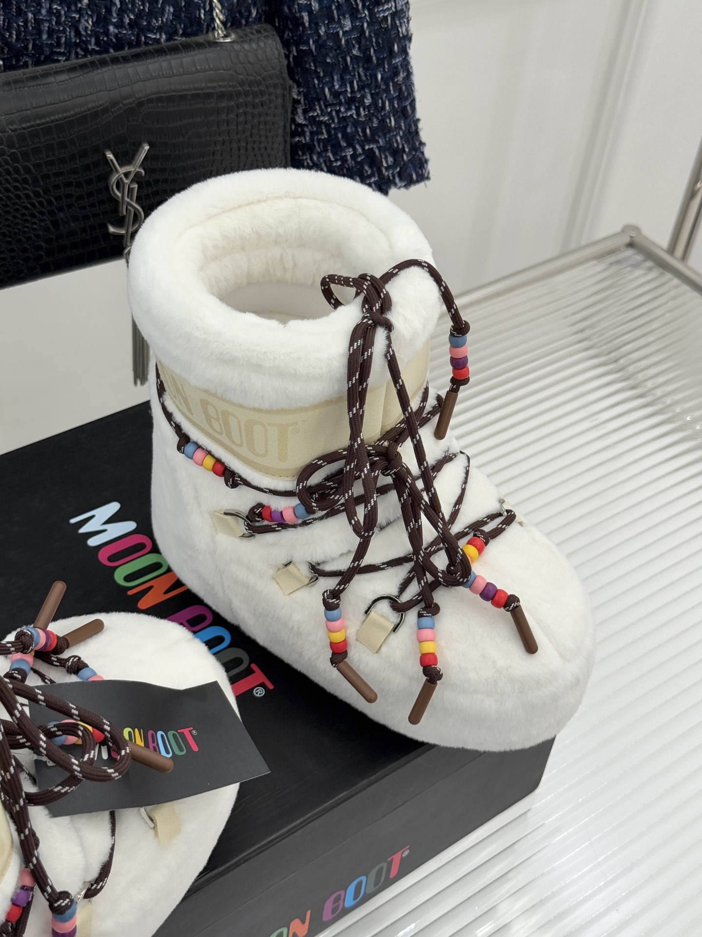 Moon Boot经典爆款滑雪月亮靴雪地靴系列当凛冽寒风裹着碎雪漫过雪原当滑雪道的弧线在纯白天地间延展月