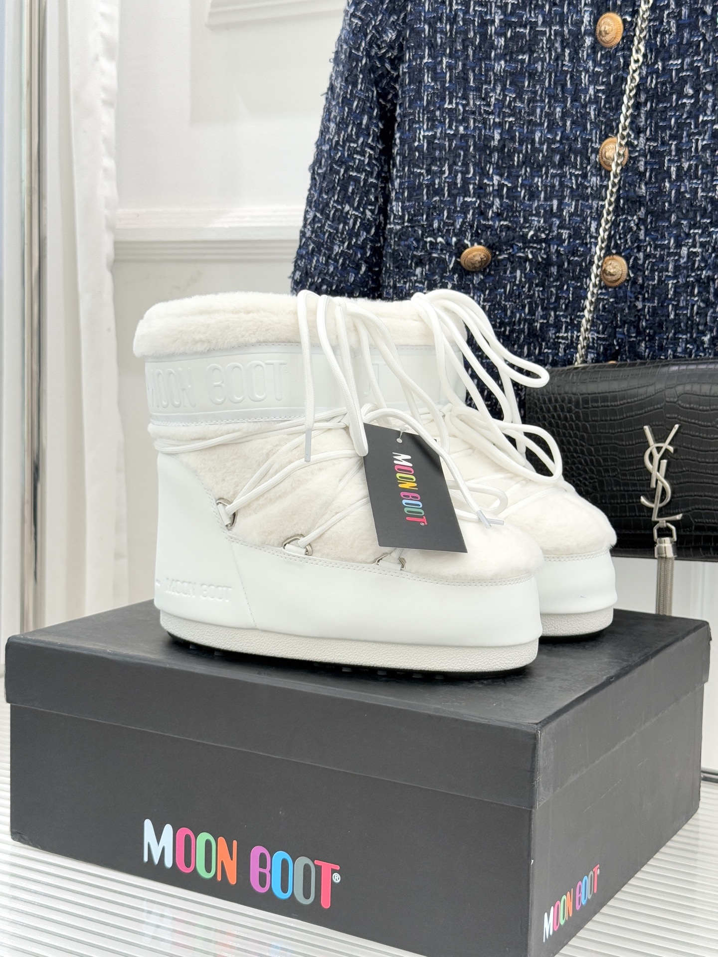 Moon Boot经典爆款滑雪月亮靴雪地靴系列当凛冽寒风裹着碎雪漫过雪原当滑雪道的弧线在纯白天地间延展月