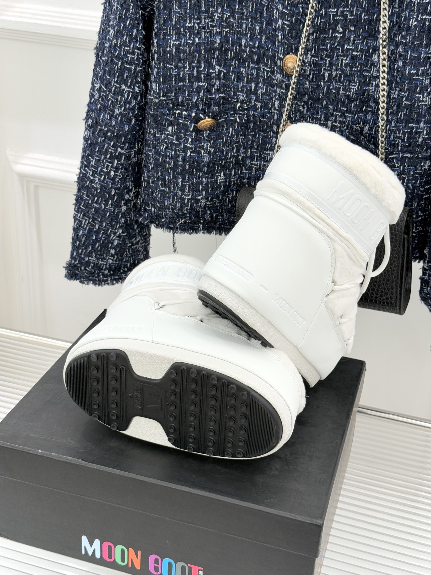 Moon Boot经典爆款滑雪月亮靴雪地靴系列当凛冽寒风裹着碎雪漫过雪原当滑雪道的弧线在纯白天地间延展月