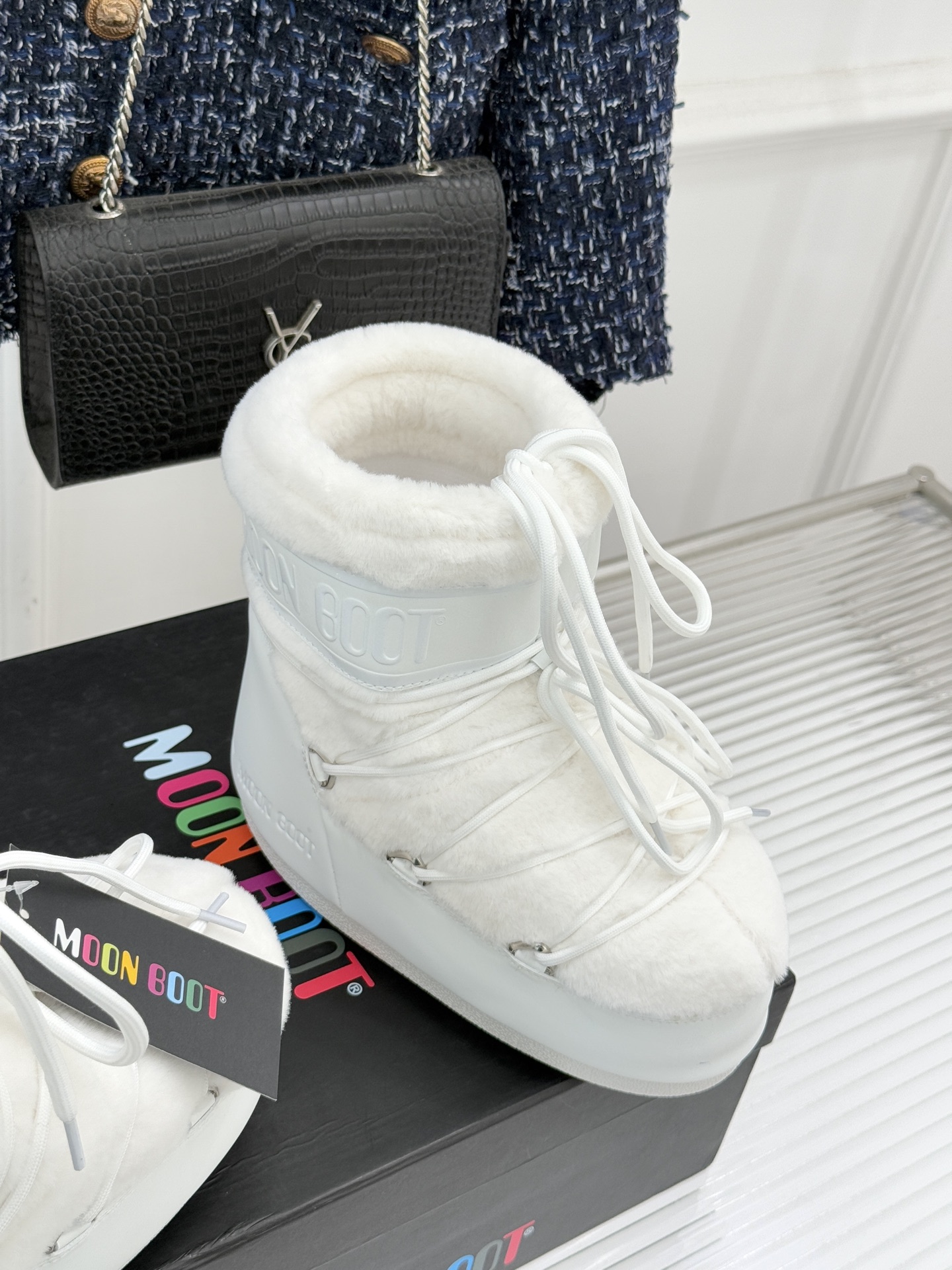 Moon Boot经典爆款滑雪月亮靴雪地靴系列当凛冽寒风裹着碎雪漫过雪原当滑雪道的弧线在纯白天地间延展月