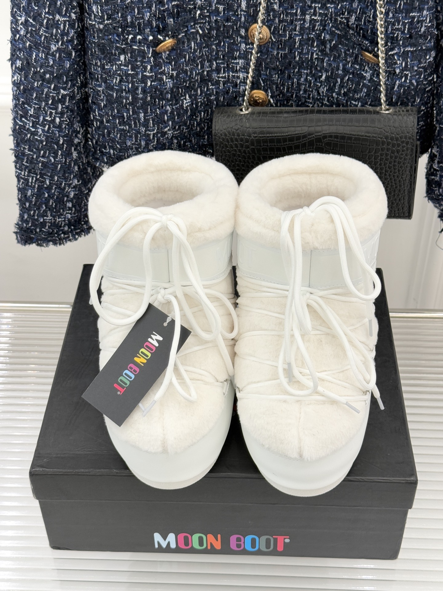 Moon Boot经典爆款滑雪月亮靴雪地靴系列当凛冽寒风裹着碎雪漫过雪原当滑雪道的弧线在纯白天地间延展月