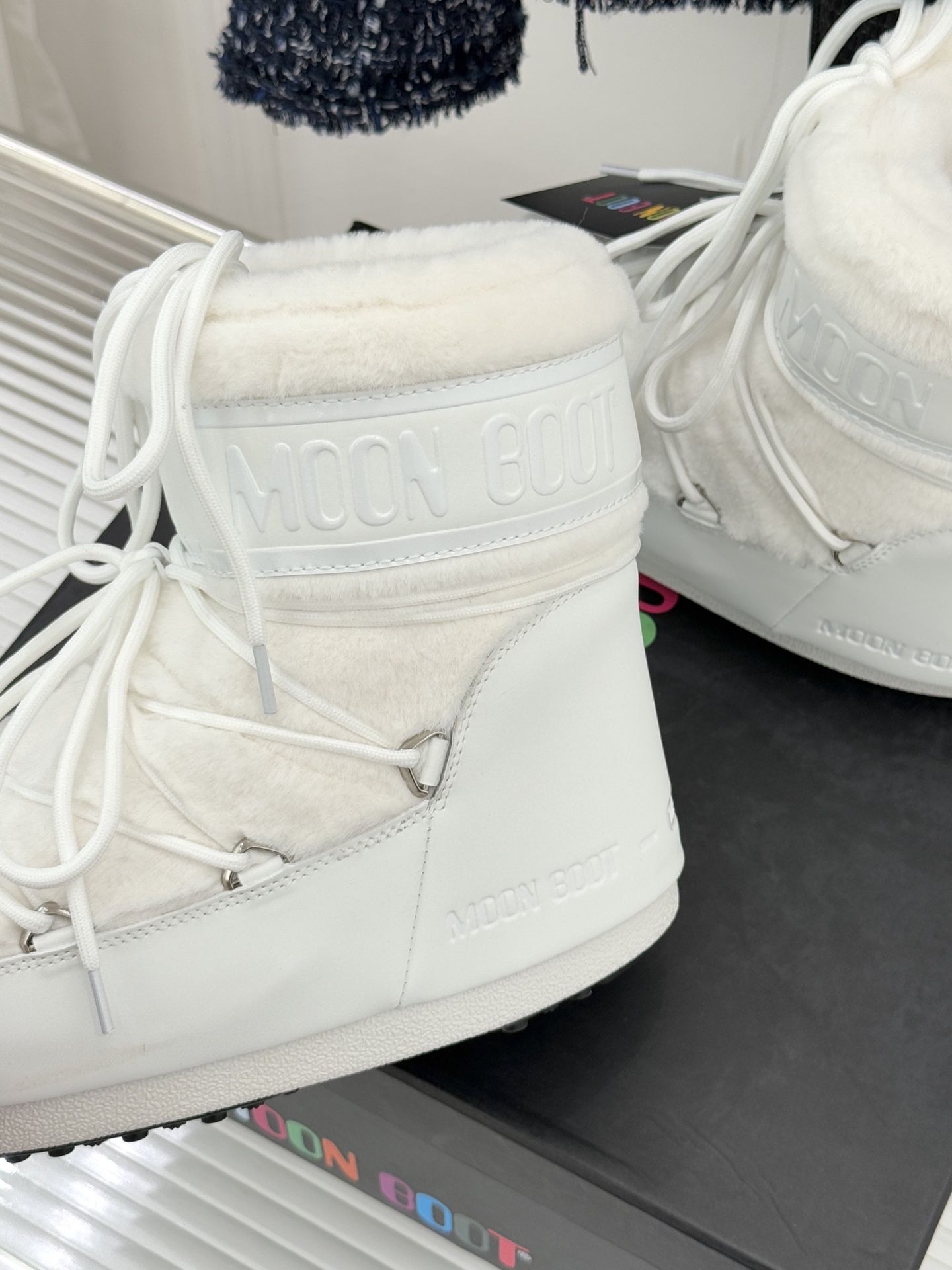 Moon Boot经典爆款滑雪月亮靴雪地靴系列当凛冽寒风裹着碎雪漫过雪原当滑雪道的弧线在纯白天地间延展月